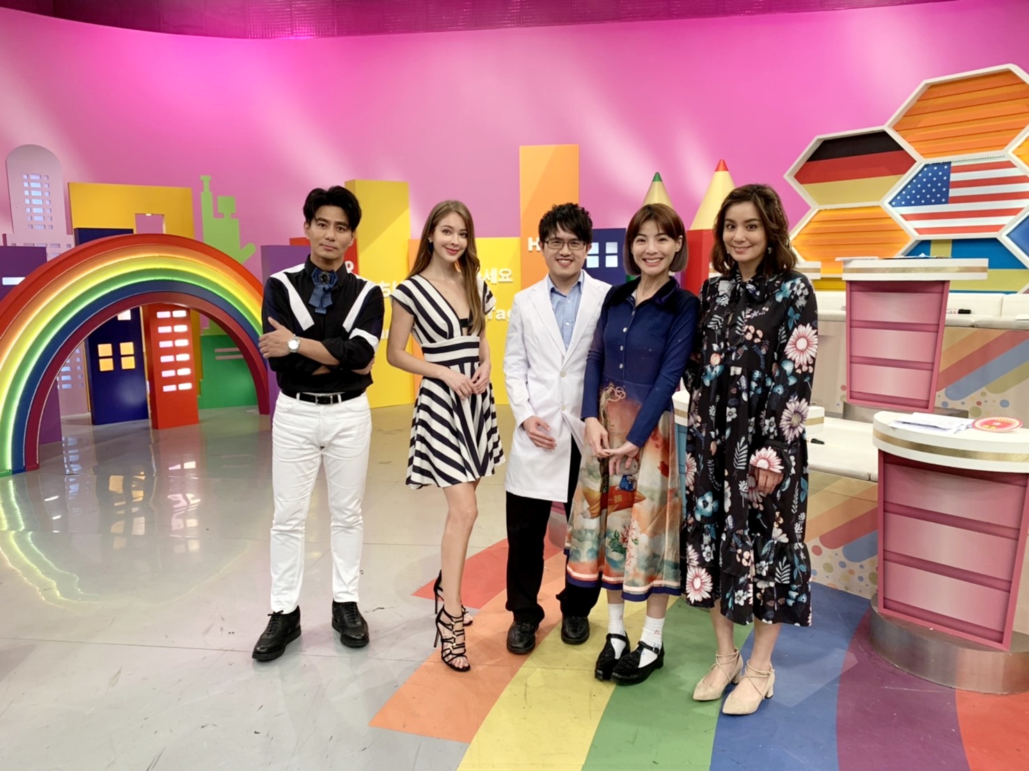 八大《WTO姐妹會》邀家庭科醫師洪暐傑到節目中「看診」，解決新住民在台灣生活遇到水土不服問題。（八大提供）