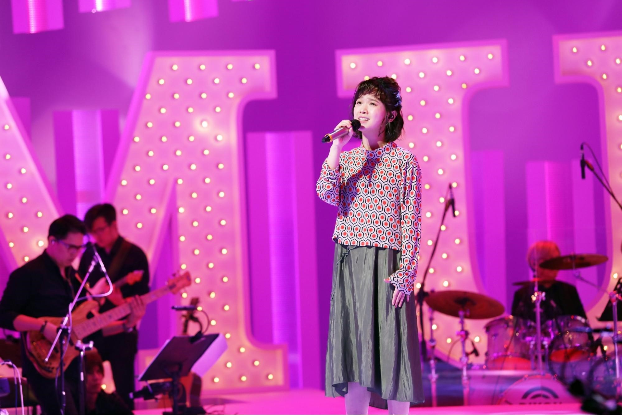 張硯田邀請更多新生代歌手上《音樂萬萬歲 第4號作品》節目，降低原本平均年齡45歲的收視群。圖為嚴正嵐。（公視提供）