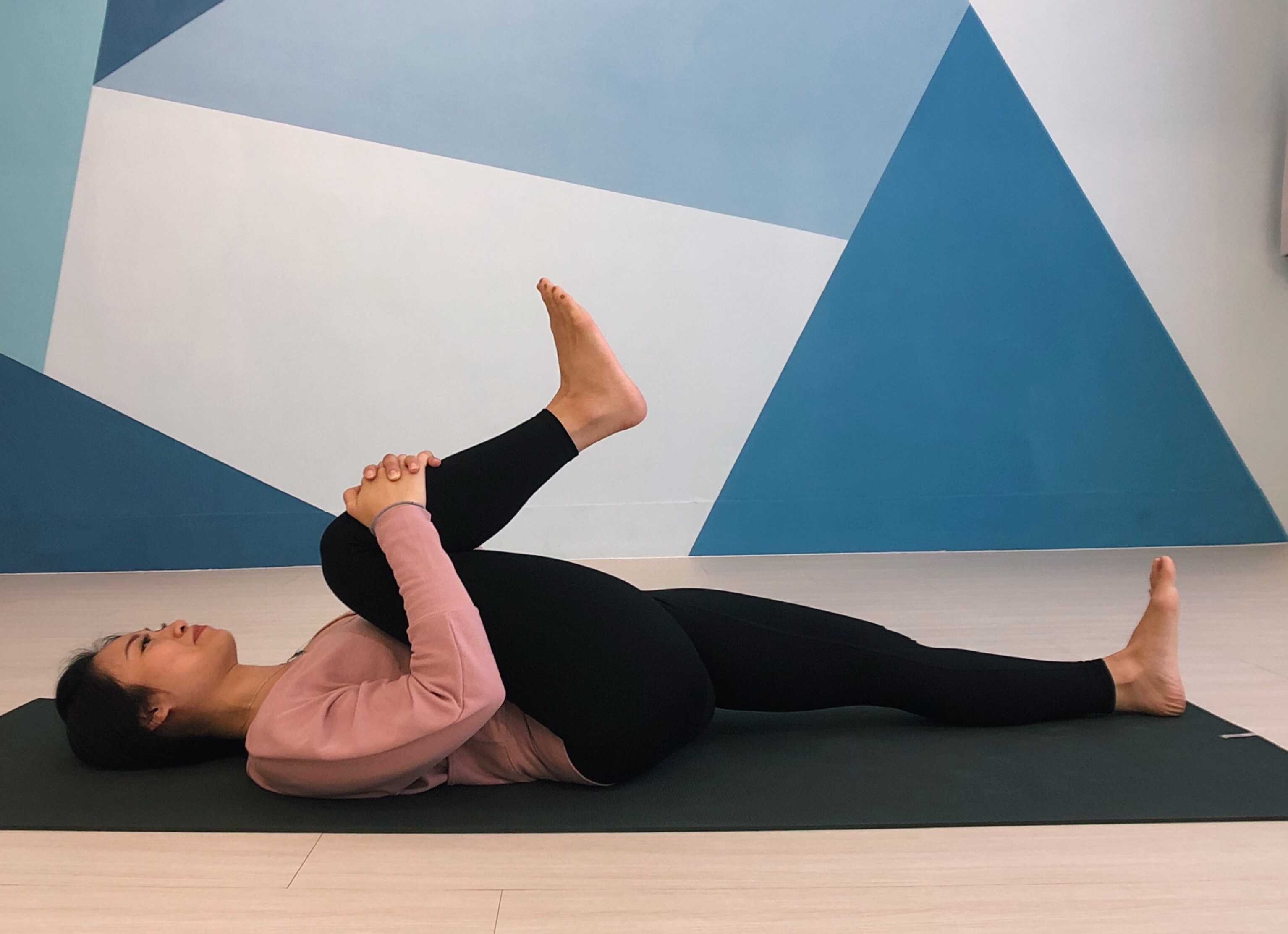 「CHA 帶瑜去旅行」的瑜伽老師CHA CHA提供2個瑜伽體式給讀者舒展筋骨，讓你在家就能伸展身體。（CHA 帶瑜去旅行提供）