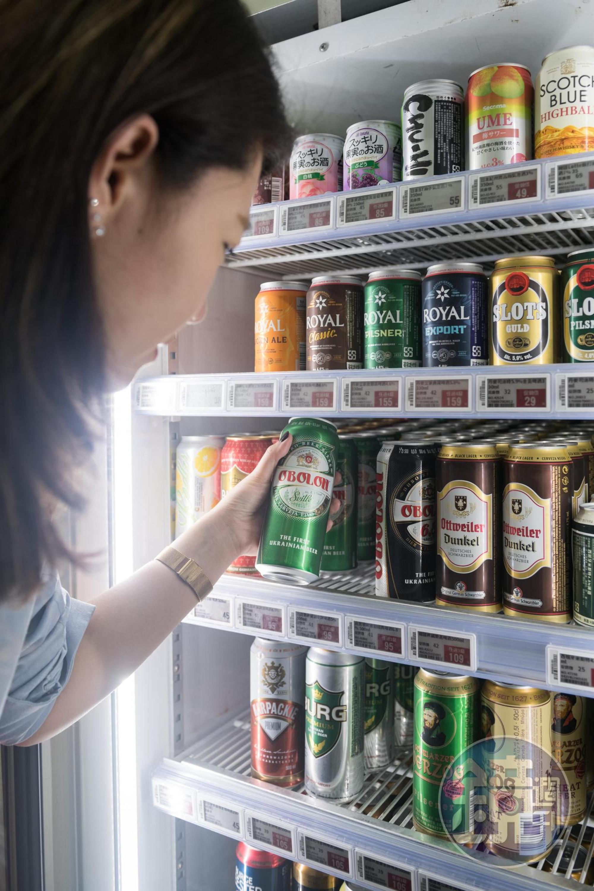 美廉社店頭啤酒常有促銷活動，被網友戲稱高C／P值的「酒廉社」。