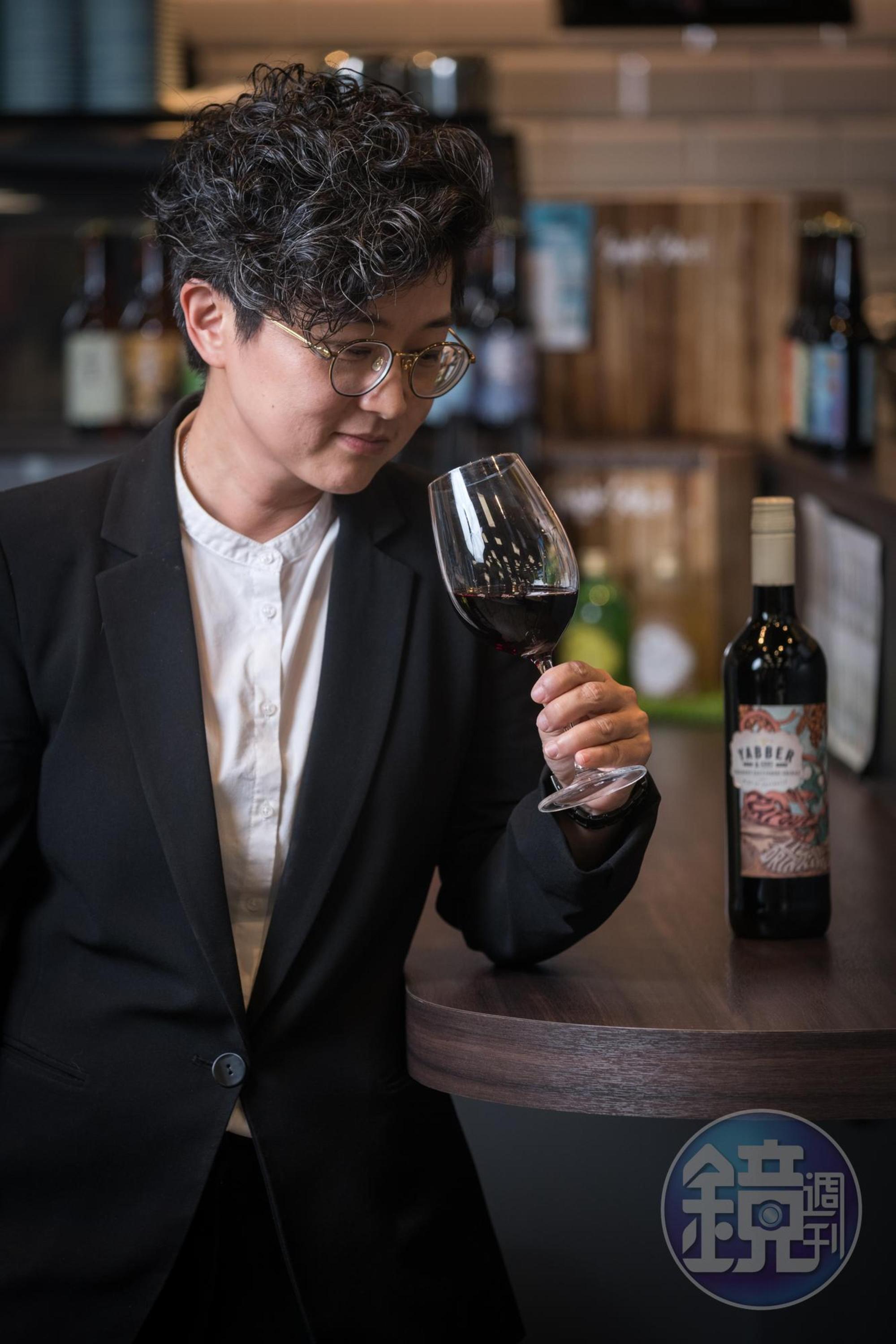 李亞男（Kim）擁有多項國際葡萄酒認證資格，對啤酒、日本酒也頗有涉獵。