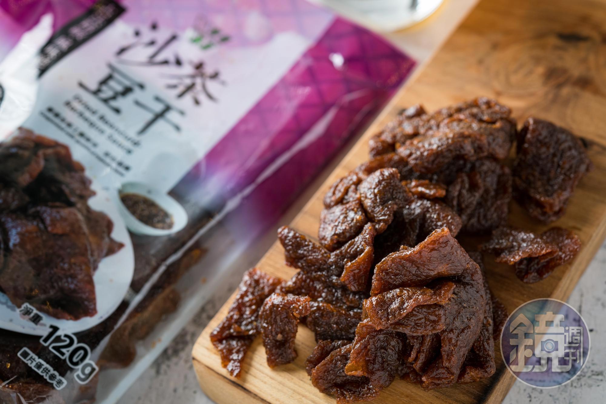 「非基改沙茶豆乾」口味鹹甜，豆乾吸飽醬汁，是絕佳下酒菜。（39元／包）