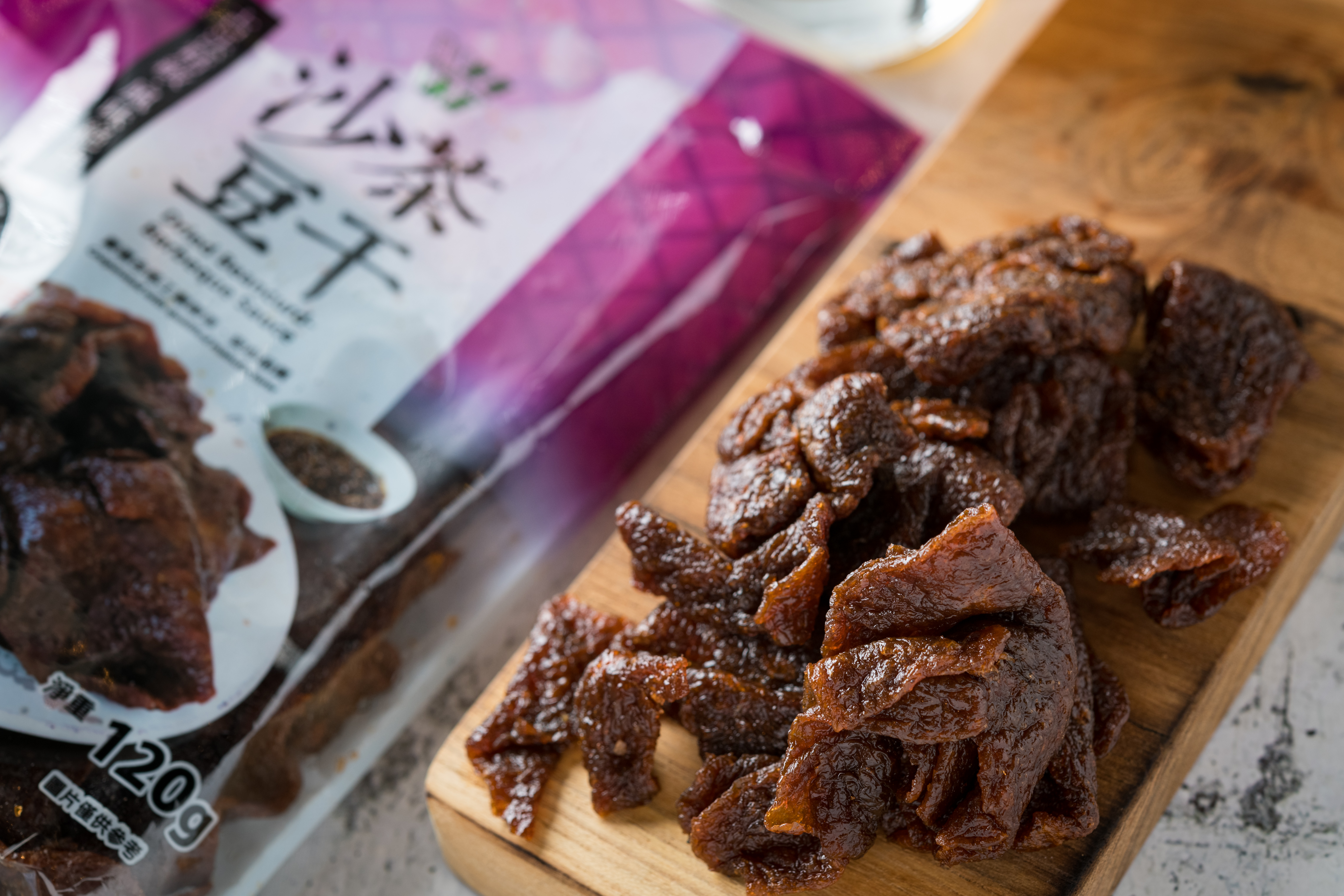 「非基改沙茶豆乾」口味鹹甜，豆乾吸飽醬汁，是絕佳下酒菜。（39元／包）