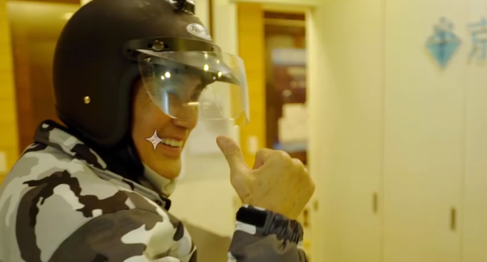 馬英九化身外送員送餐，有名OL第一時間並未認出，後來她發現後突然尖叫、嚇到倒退2步，事後馬相當得意的對著鏡頭比讚。（翻攝自馬英九臉書粉專）