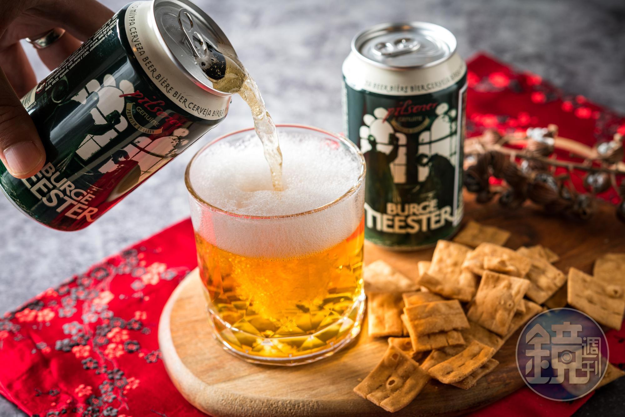 苦勁很Man的「西班牙米斯特啤酒」（29元／瓶）正好搭配辛香氣濃的「VV香辣鹹酥餅」。（21元／包）