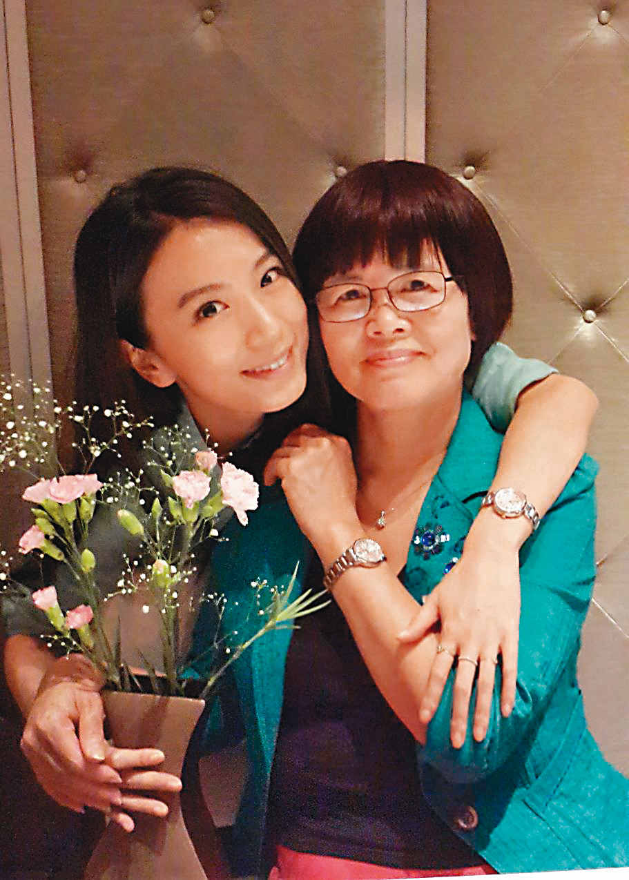 田馥甄與媽媽(右)感情好,田媽媽對女兒的感情抱持隨緣的心態,完全不逼婚。(翻攝自田馥甄臉書)