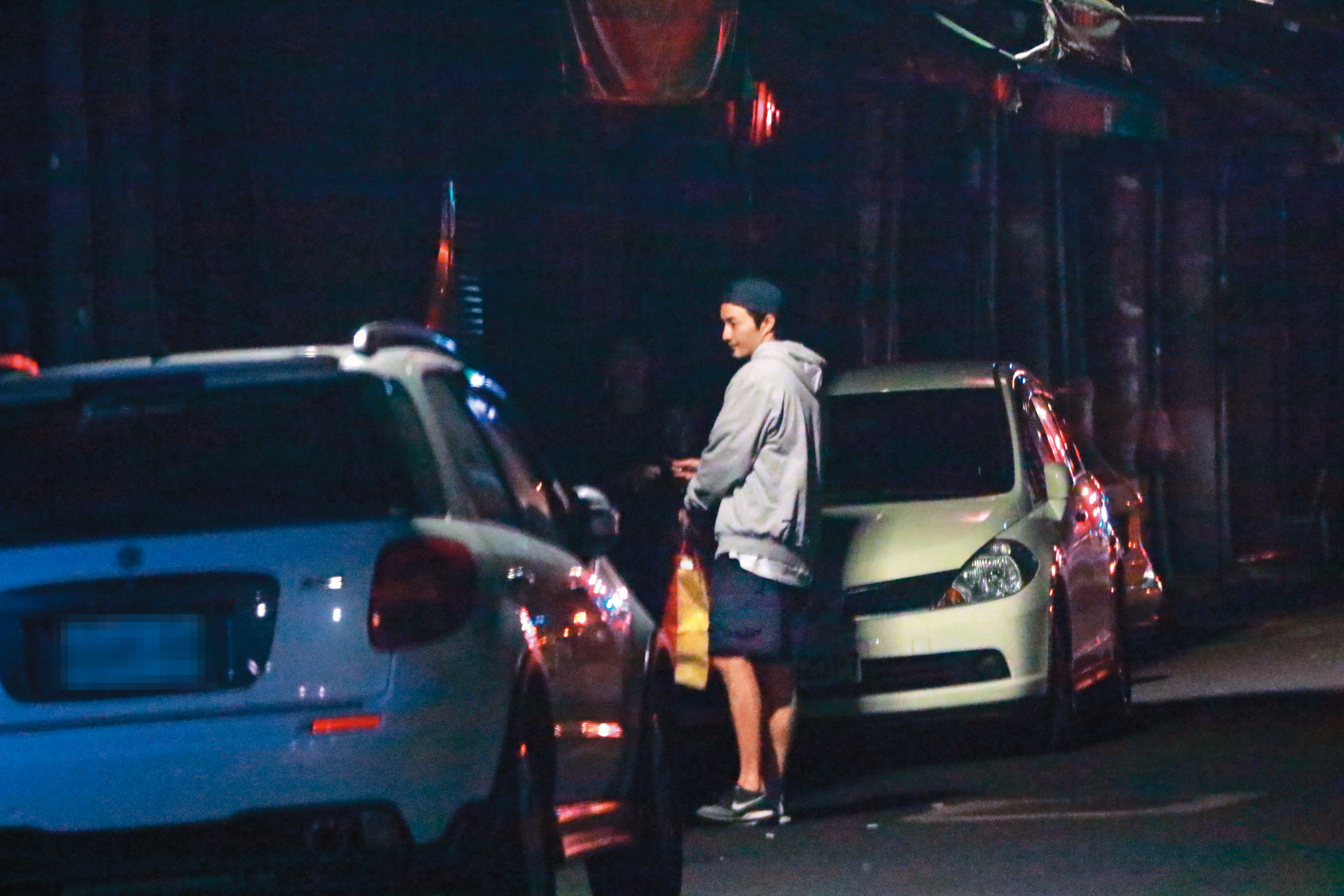 回到家之後，古斌先把鑰匙交給女方，自己先去旁邊移車。