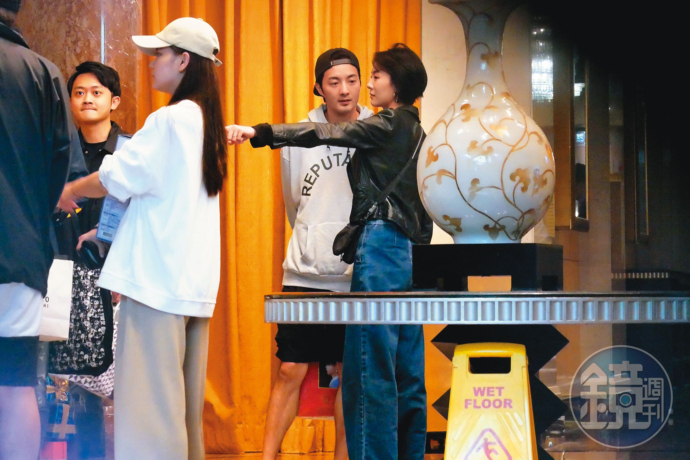 古斌和楊童華從錢櫃步出，古斌的眼神幾乎都鎖定在女方身上，女方側臉神似潘儀君。