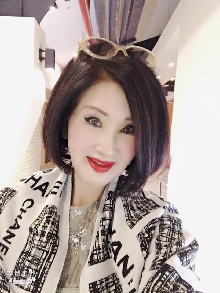 恬娃向來那裡熱鬧哪裡去,婚喪喜慶皆不放過。(圖/翻攝自范月娟臉書)