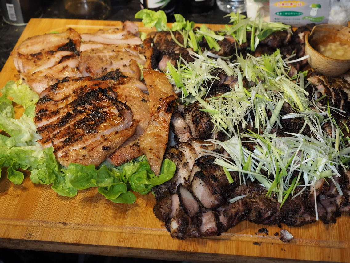 烤雞與烤豬肉，都是當天搶手的菜色。
