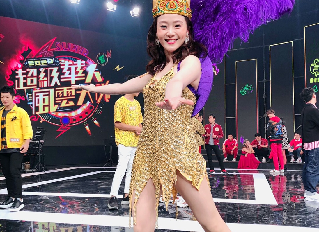 楊小黎透露裡頭只貼胸貼和肉色安全褲就上場，她還說媽媽還特地到棚內看她的「乳溝初體驗」。（中視提供）