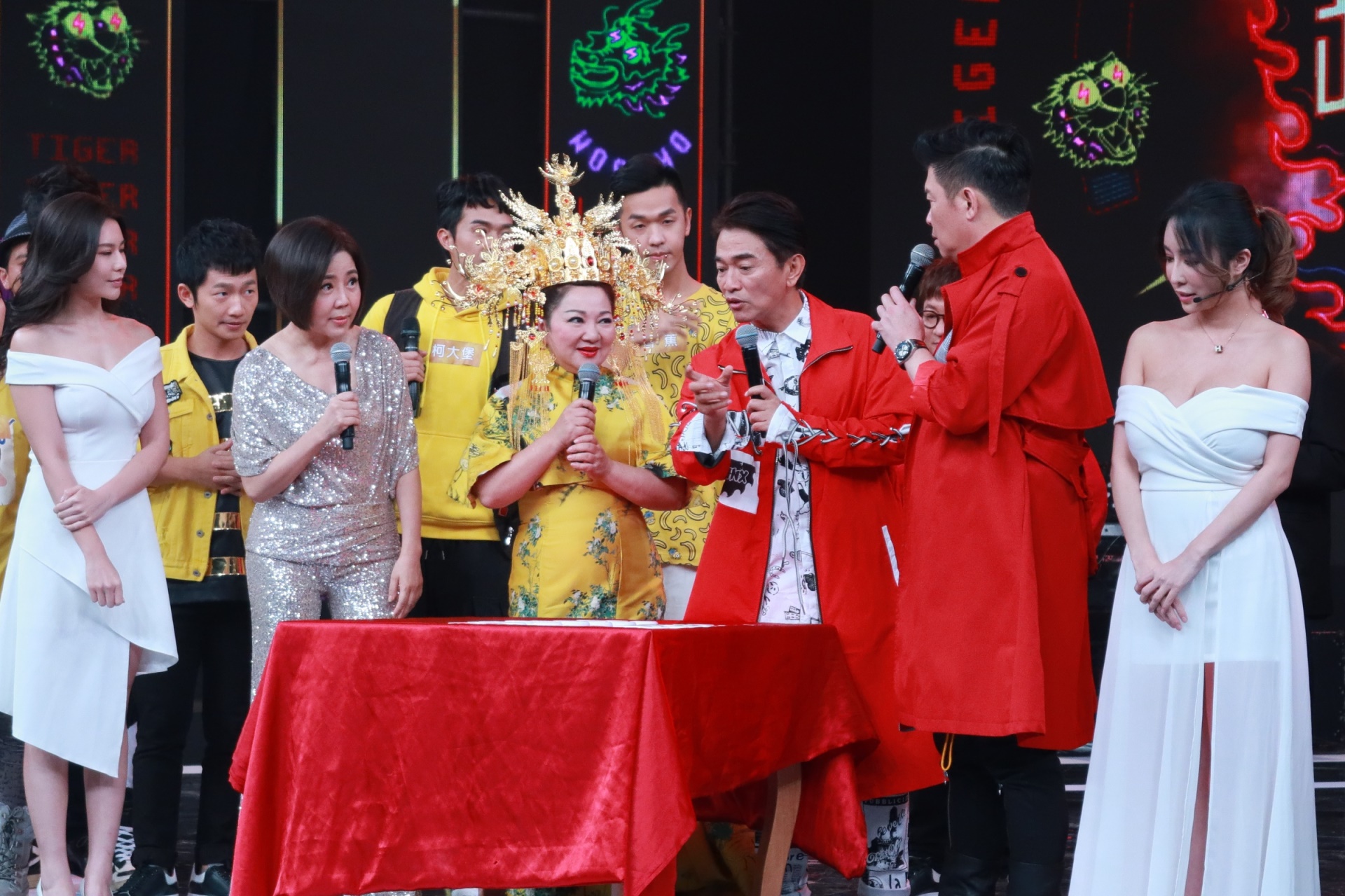 晚間8點除夕特別節目與三立聯播《2020超級華人風雲大賞》，主持陣容有白冰冰、吳宗憲、曾國城、于美人。（中視提供）