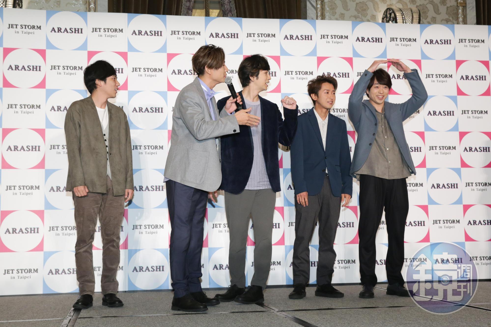 繼二宮和也(左一)結婚,日本傑尼斯男團ARASHI嵐成員櫻井翔(右一)也將步入家庭。