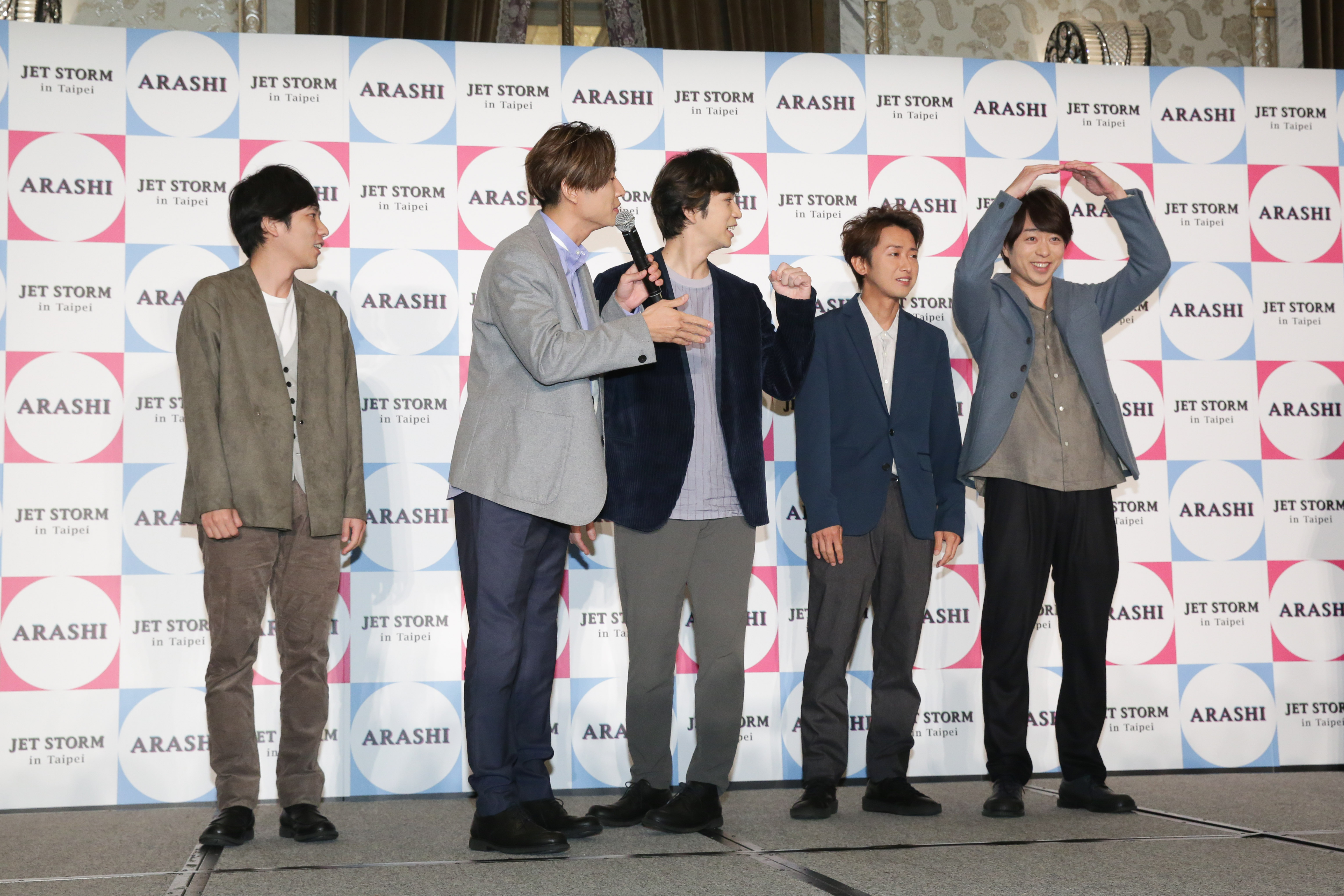 繼二宮和也（左一）結婚，日本傑尼斯男團ARASHI嵐成員櫻井翔（右一）也將步入家庭。