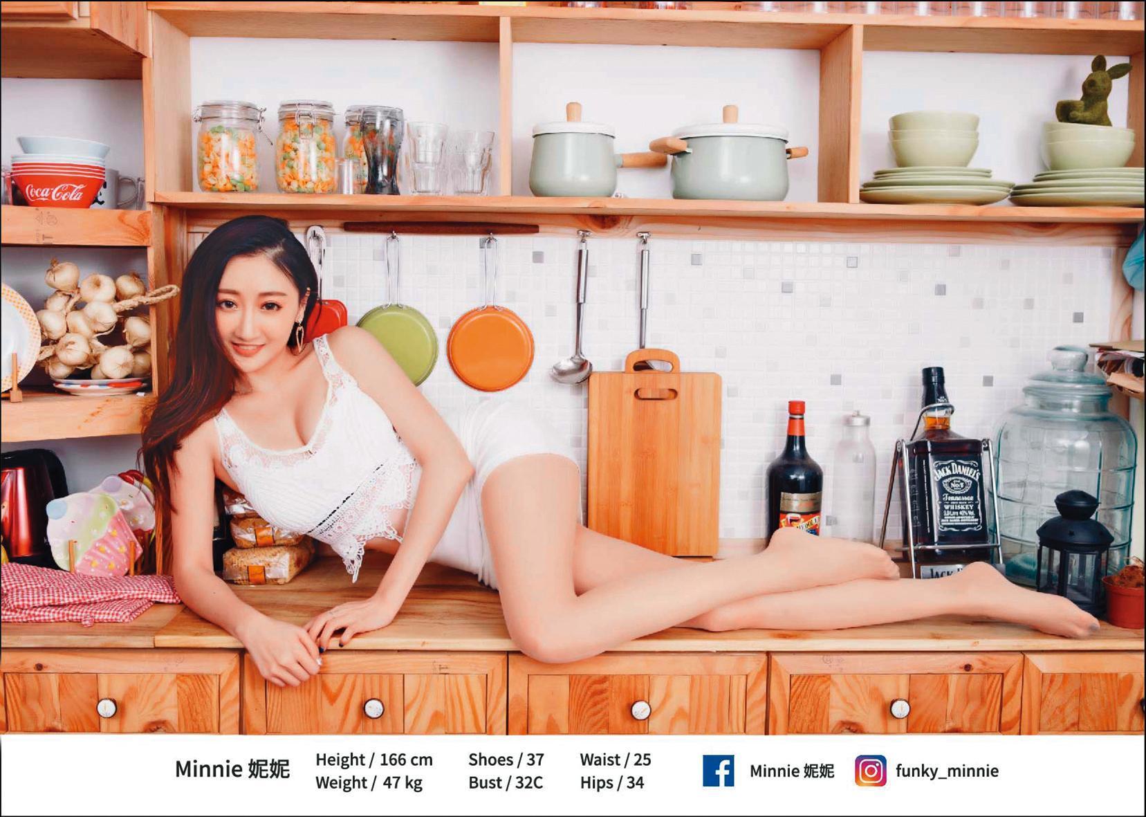 舞蹈小天后妮妮拍攝《2020十二女神回歸公益年曆》,秀出性感長腿。(天禾傳媒娛樂提供)