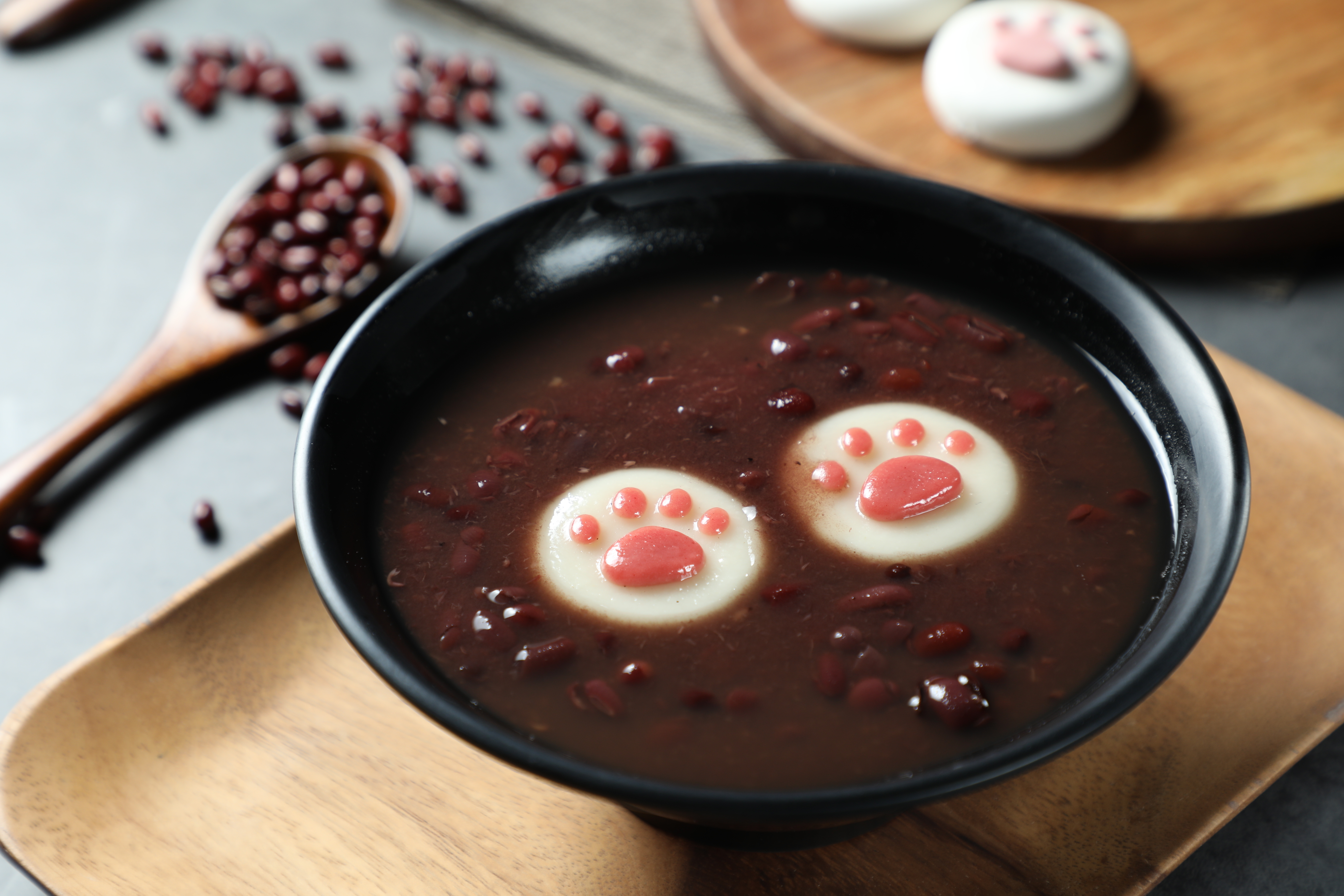 「貓掌紅豆湯」Q勁厚實，和粒粒鬆棉的紅豆很對味。（50元／碗）