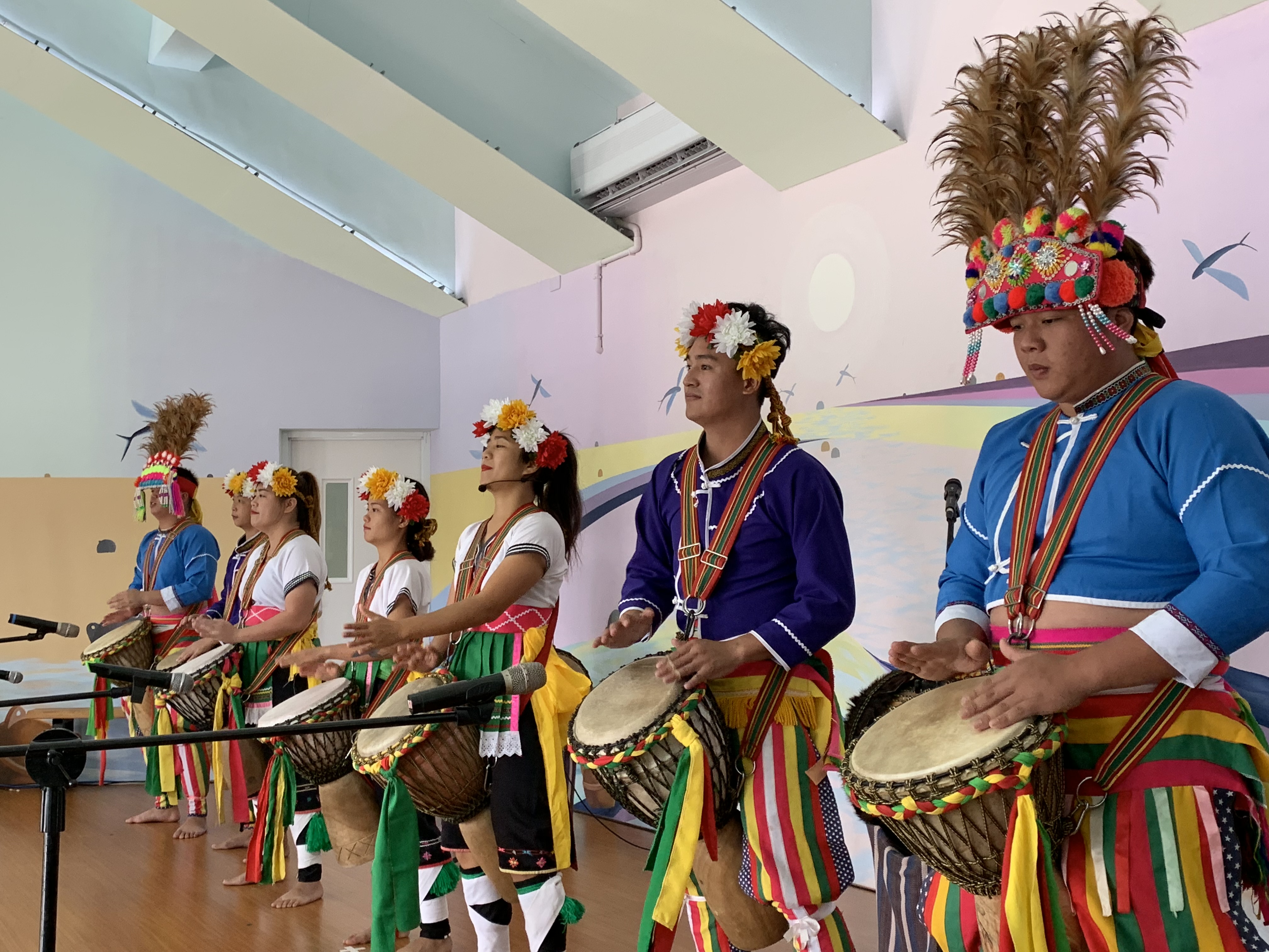 「努瓦里岸文化劇場」的Paw Paw鼓表演，氣氛相當嗨。