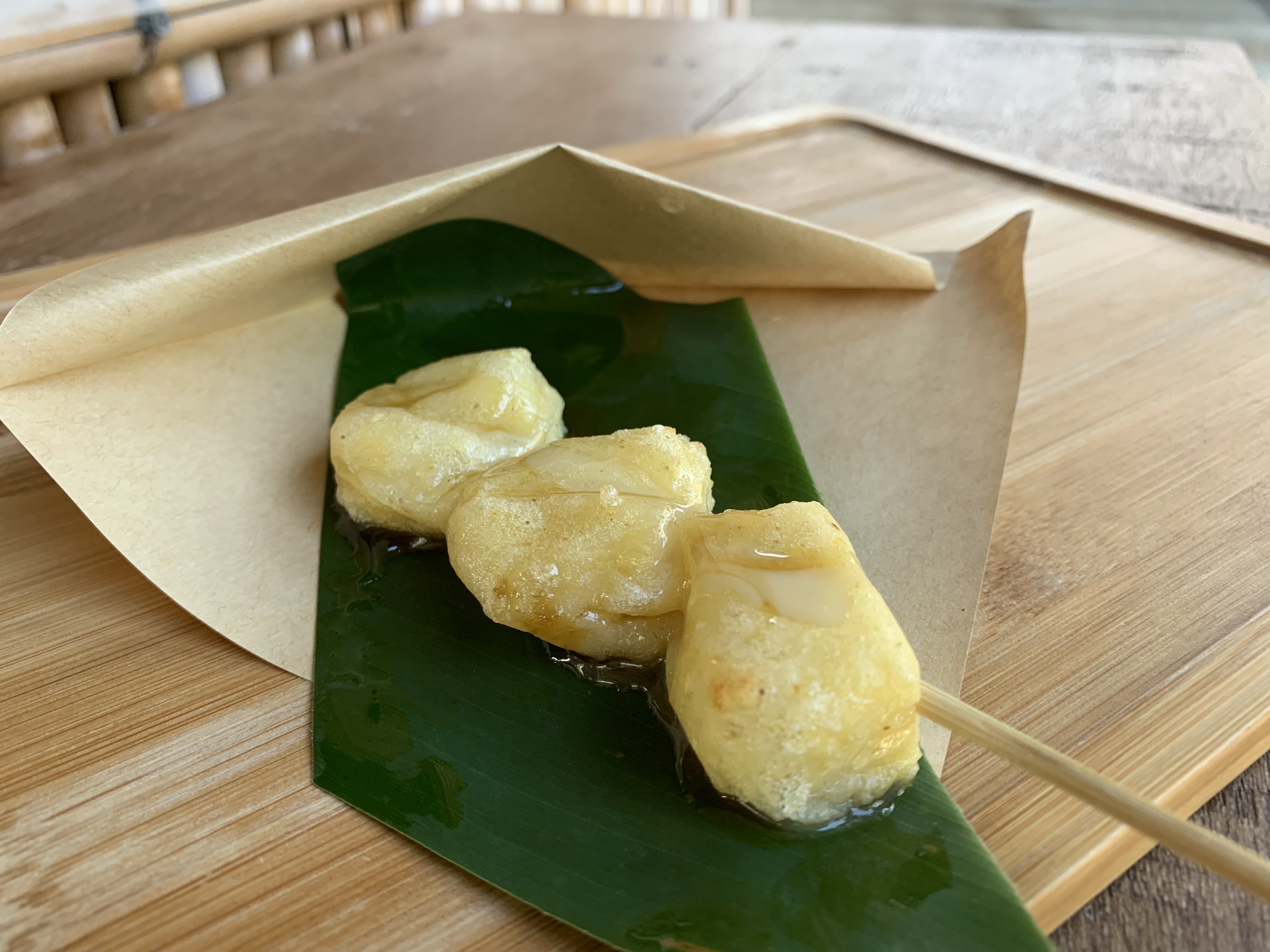 淋上黑糖煉乳醬的「小米麻糬」，蜜甜軟Ｑ。（35元／份）