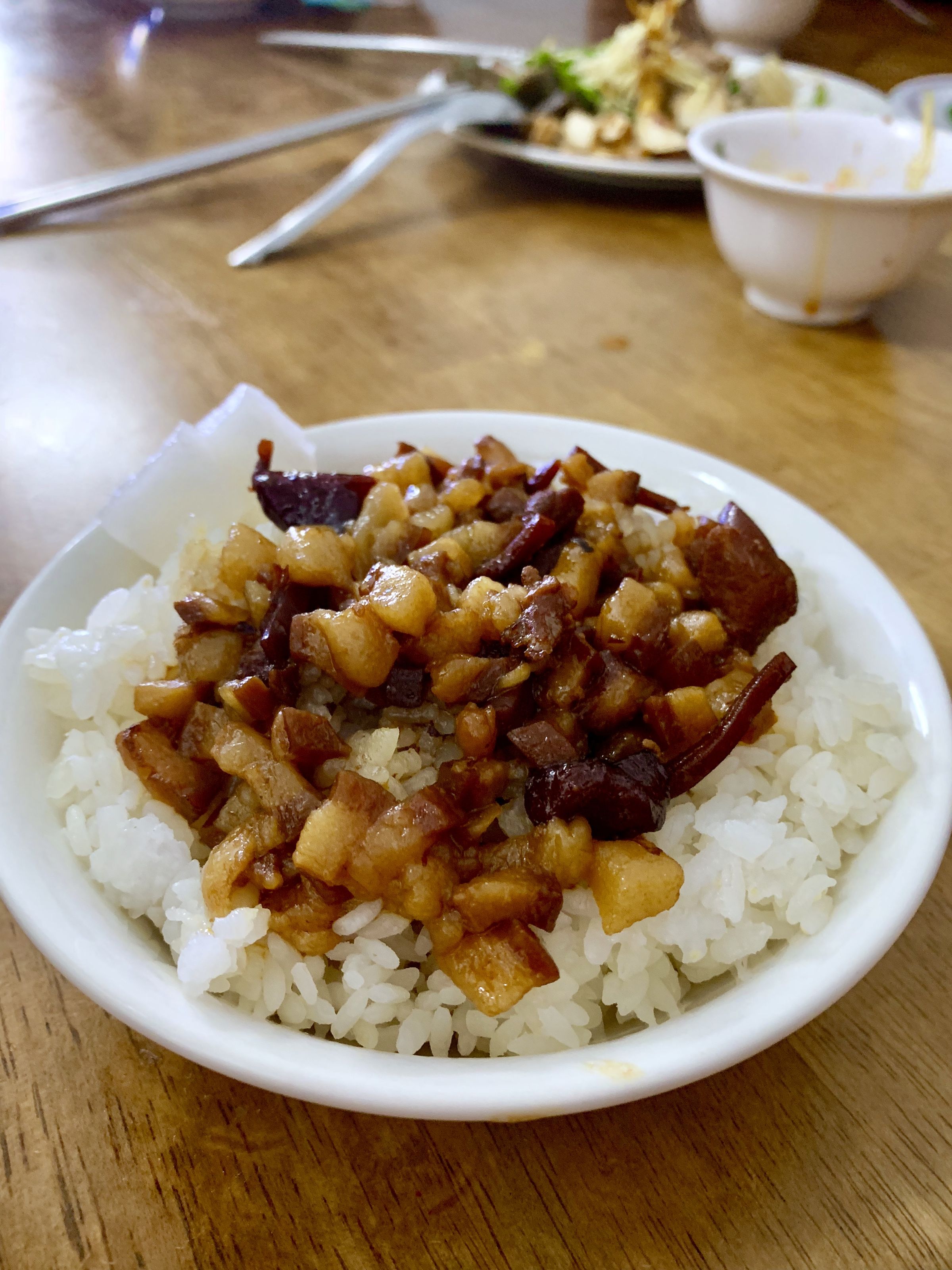 「魚干滷肉飯」味道甘鹹下飯，還有魚干的鮮香。（50元／碗）