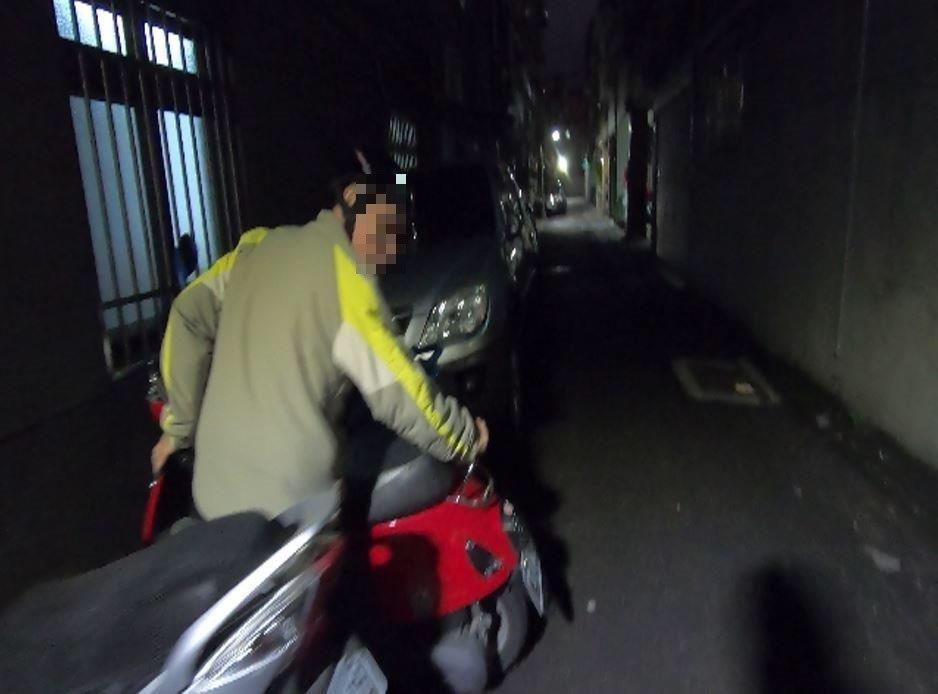 林嫌為防止黑吃黑,還帶電擊棒防身。(台北市刑大提供)