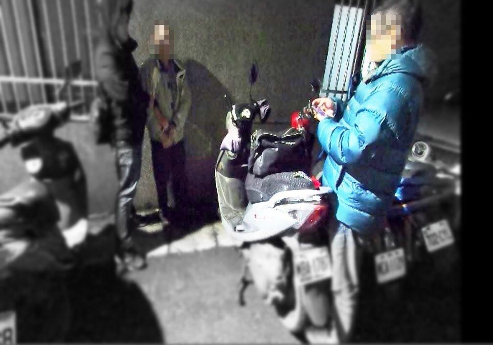 警方查獲一名長者在暗巷販毒。（台北市刑大提供）