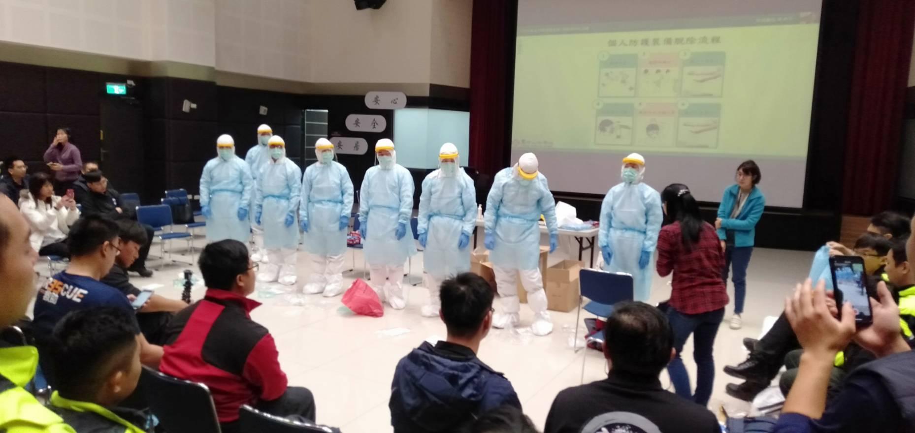 新北市消防局因應武漢肺炎擴散，展開第一線救護人員防疫訓練。（翻攝畫面）