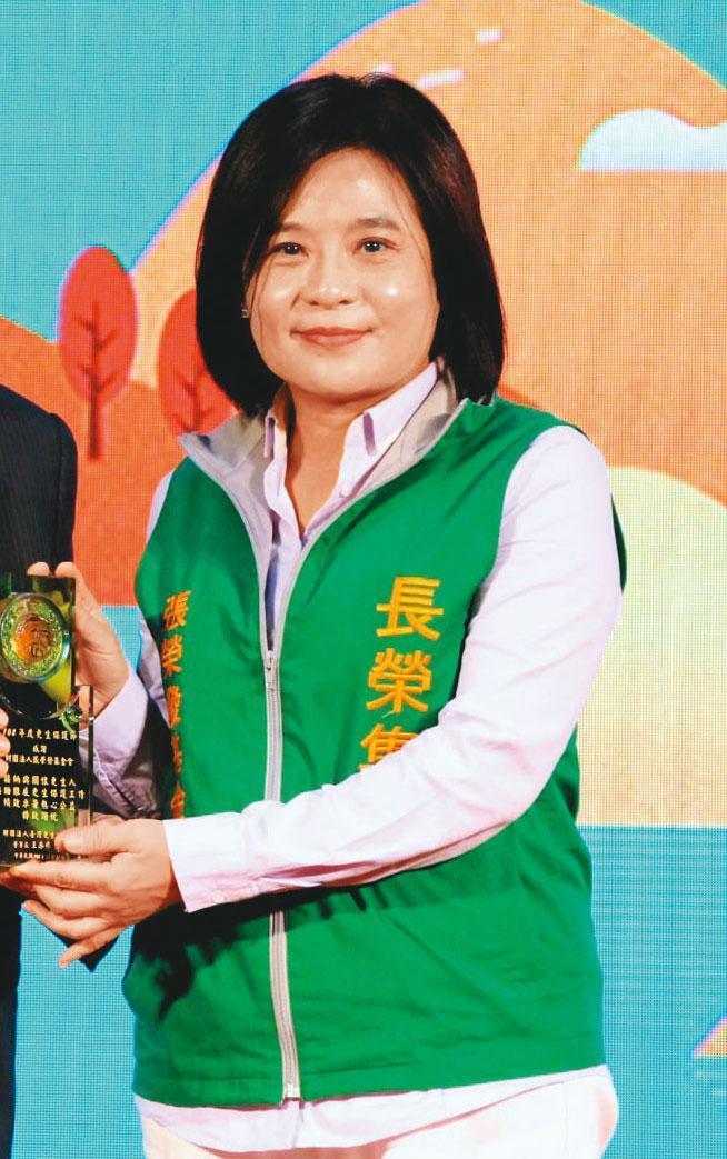張榮發基金會控有長榮國際公司28%股權,現任董事長鍾德美(圖)遭黑道恐嚇要求辭職,否則到她家放火。(翻攝張榮發基金會臉書)
