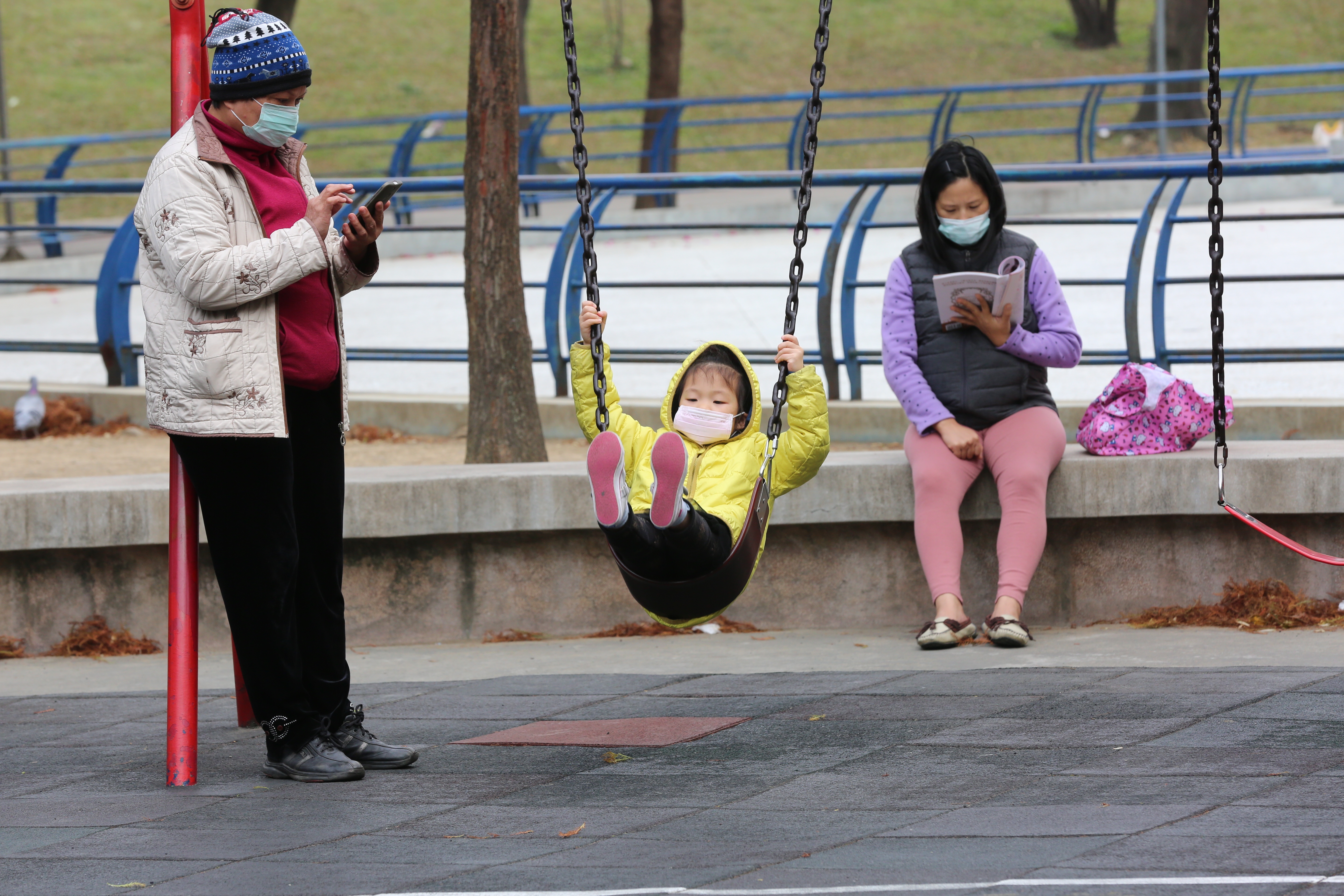 針對武漢肺炎疫情可能擴大，專業醫師黃景泰就提醒，一般民眾只要用外科口罩防護即可，並不需要配戴到N95。