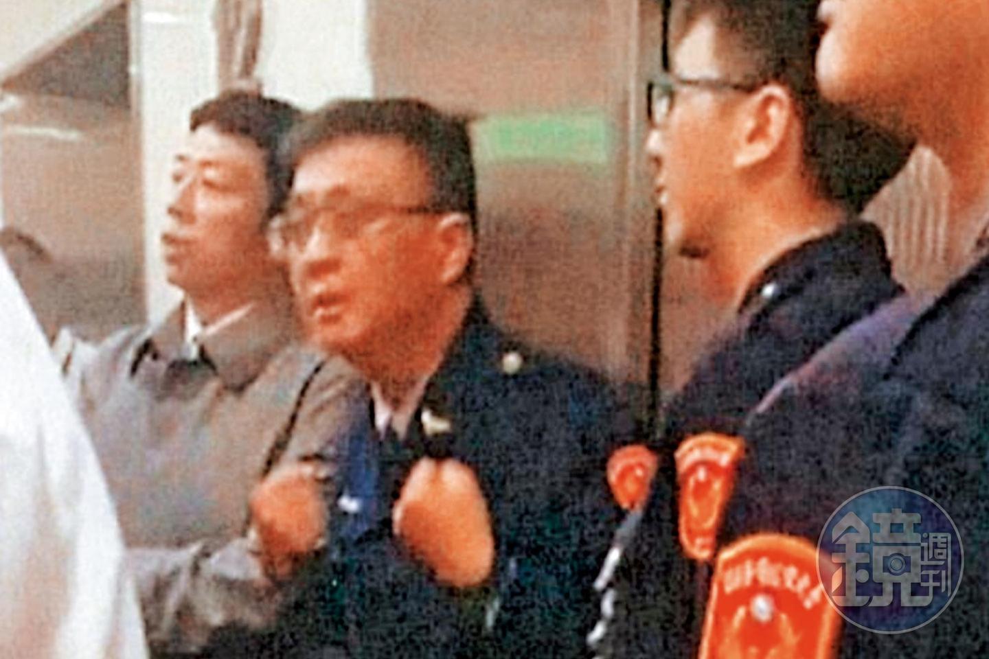 老三張國政的連襟謝國獻(左)不是基金會董事,也到場參戰,驚動警方到場。(讀者提供)