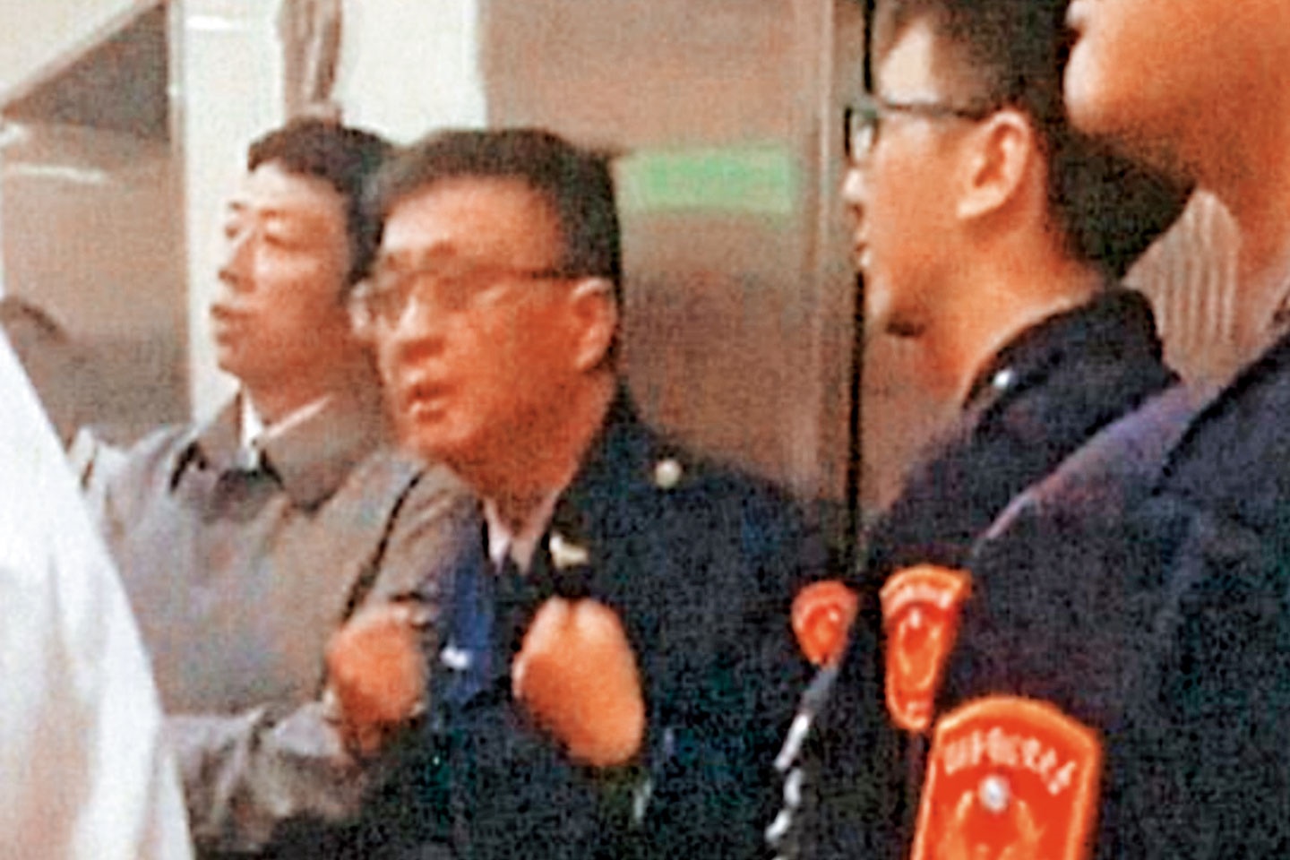 老三張國政的連襟謝國獻（左）不是基金會董事，也到場參戰，驚動警方到場。（讀者提供）