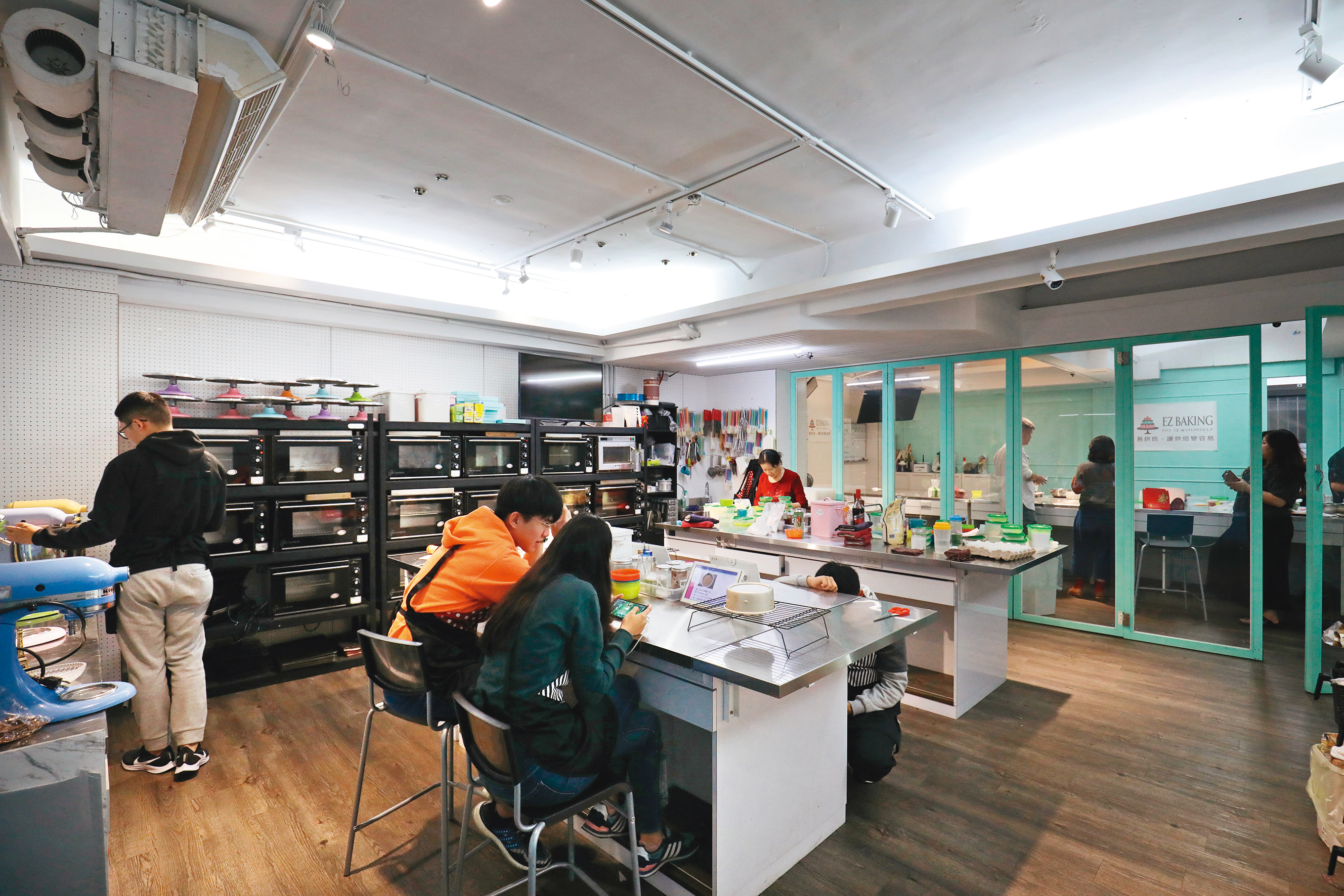 「易烘焙」課程包山包海，從基礎蛋糕到高階造型甜點都有得學。