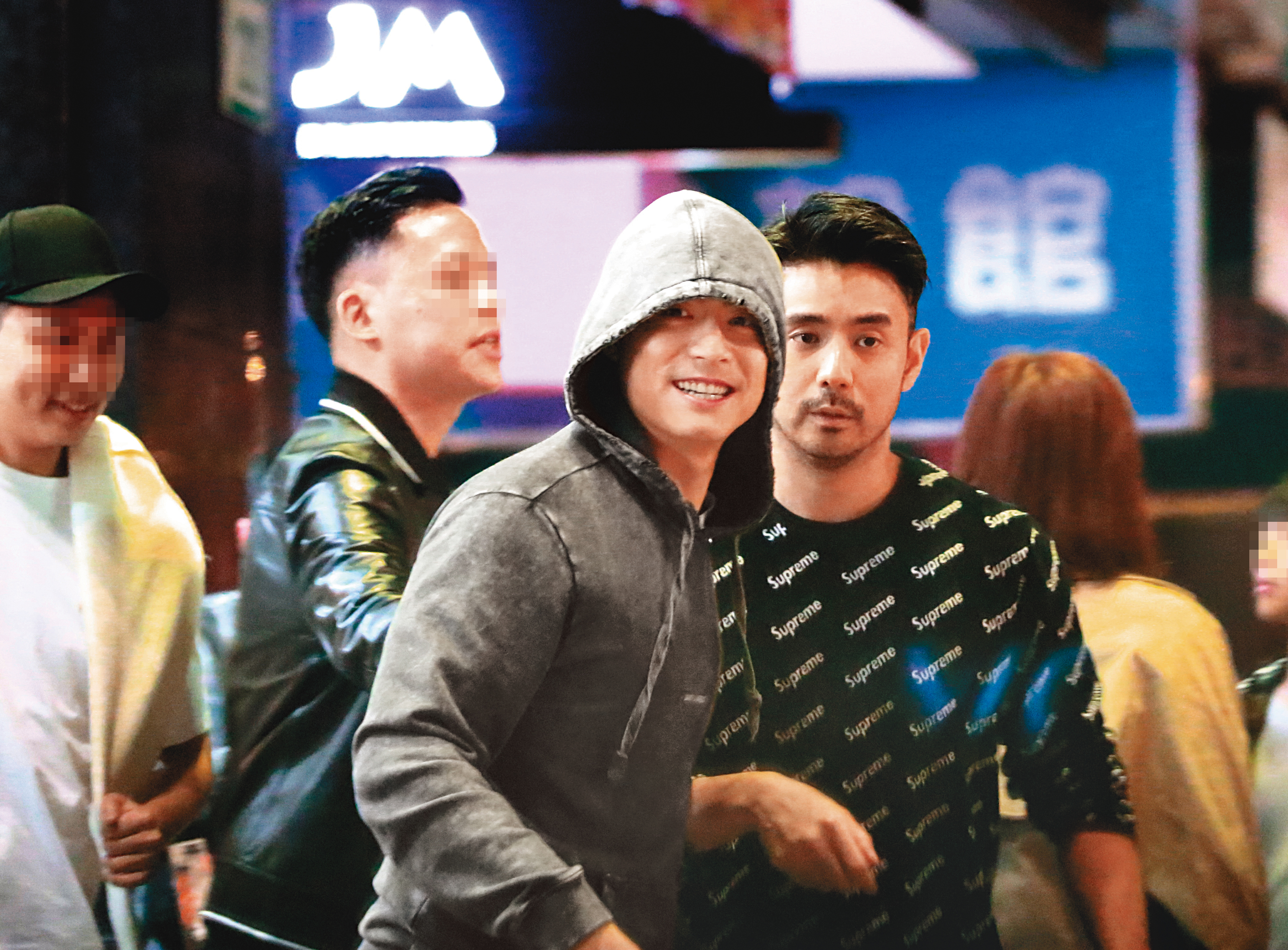1/4　01 : 45　王柏傑（中）的夜唱行程中，有章立衡（右，舊名劉子千）作陪，兩人後來坐上一輛多元計程車離開。