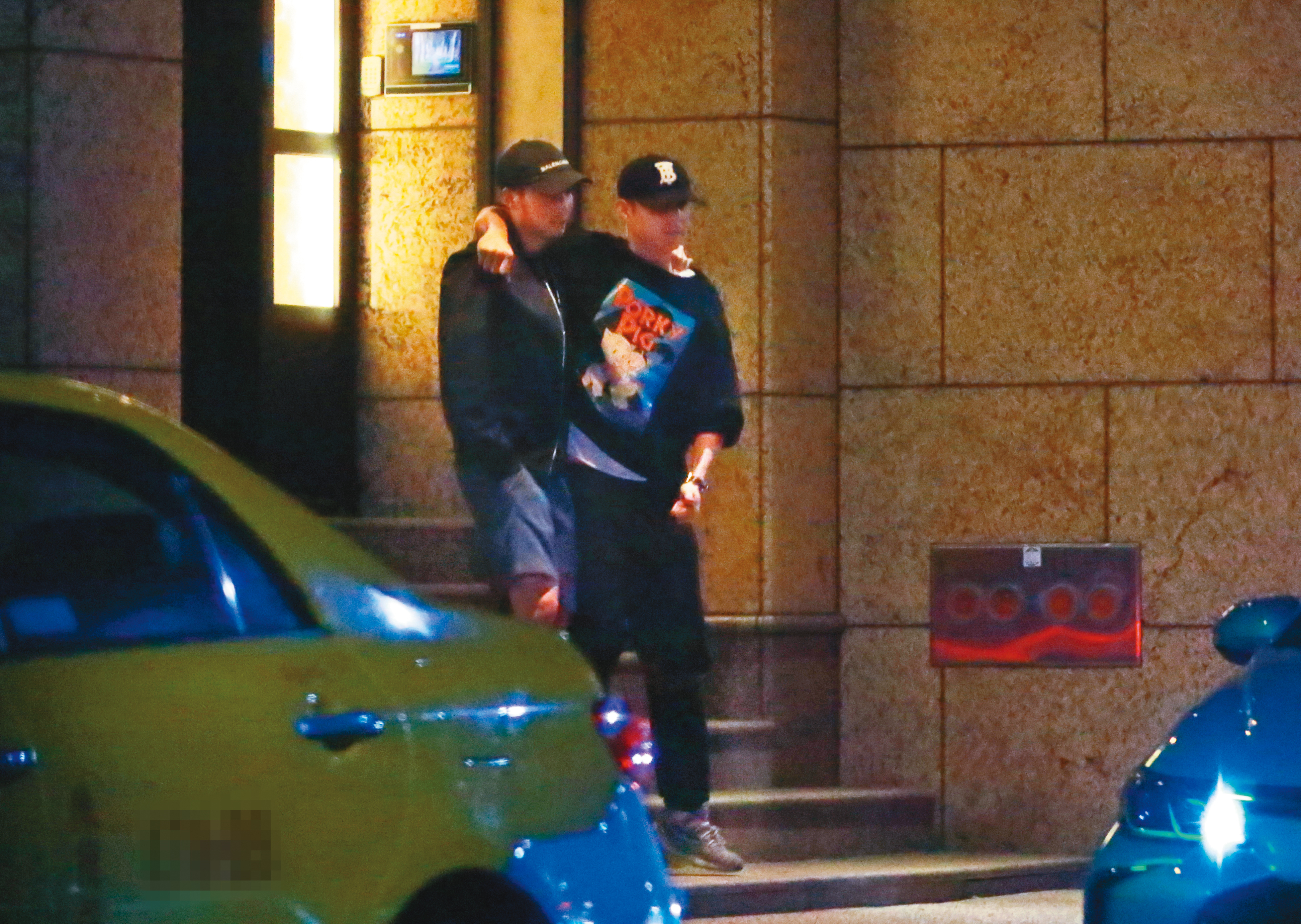 1/17 00 ： 36 聚完會後，王柏傑還需賴弘國扶著才能離開，看來有些神智迷離。