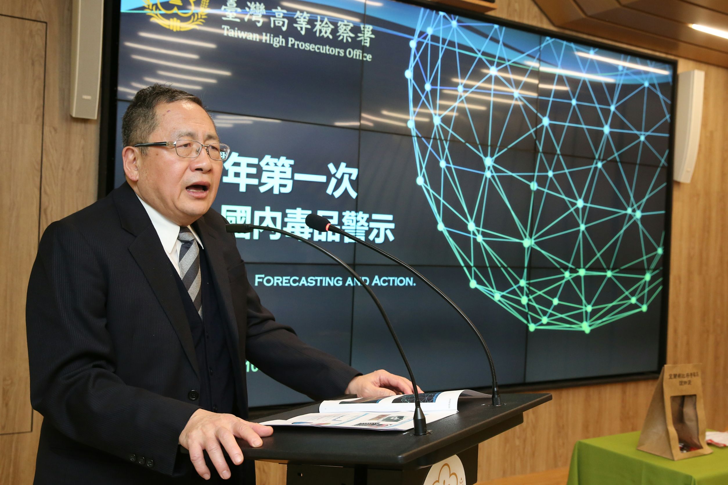 高檢署負責全國緝毒任務規劃的主任檢察官涂達人指出,該款超級搖頭丸致死率極高,隨著寒假及春節連續假來臨,緊急召開記者會提醒國人注意,務必要遠離毒害。