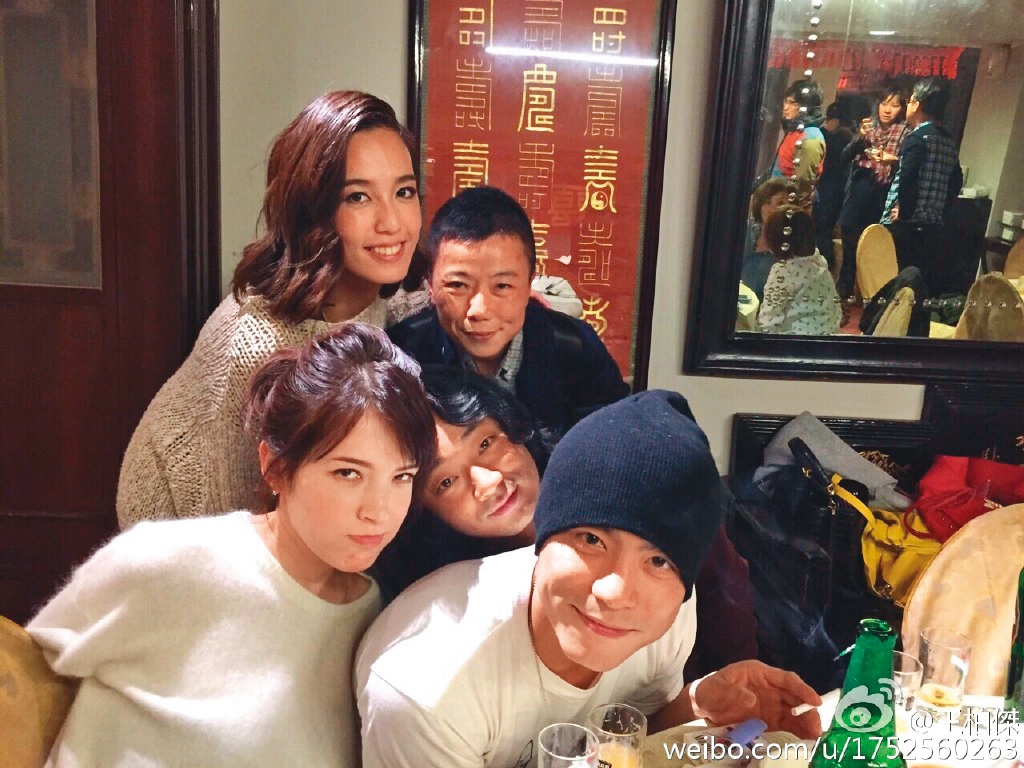 雖然盛傳王柏傑(前排右)狂追許瑋甯(前排左),兩人還被抓包在京都約會,只是後來不了了之。許瑋甯後來祕嫁前男模劉又年。(翻攝自王柏傑微博)