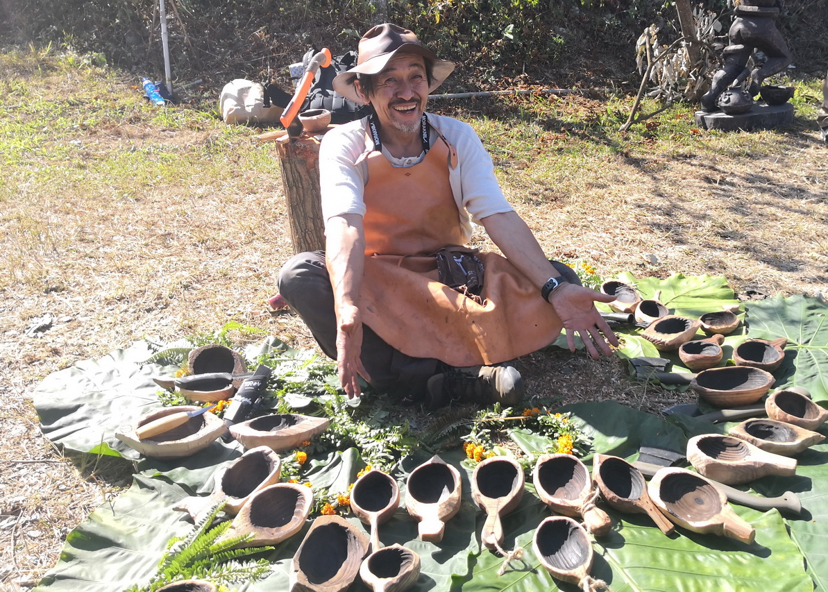來自日本的長野修平，與活動中學生的作品合影。