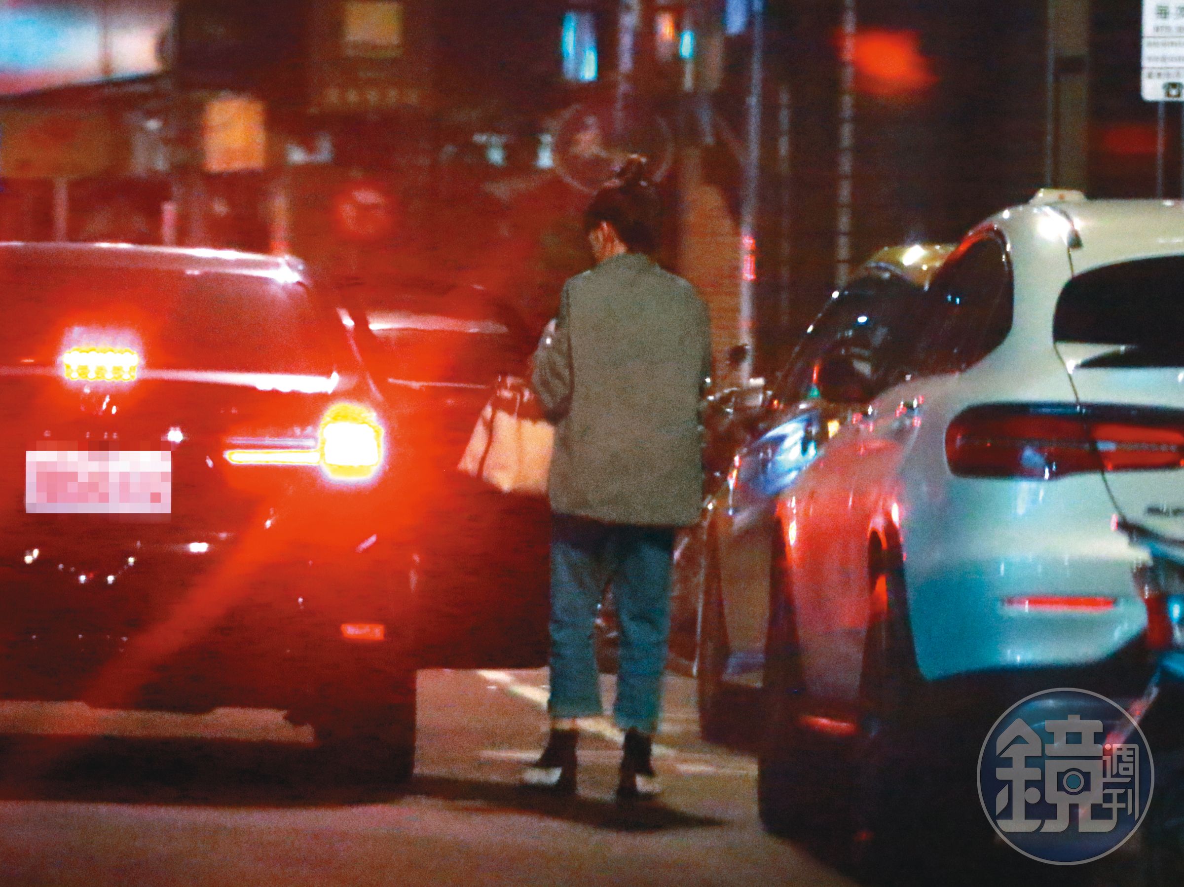 02:06 王柏傑下車後，車子駛近王家，又有一名妹仔下車，可見女生早在車上。