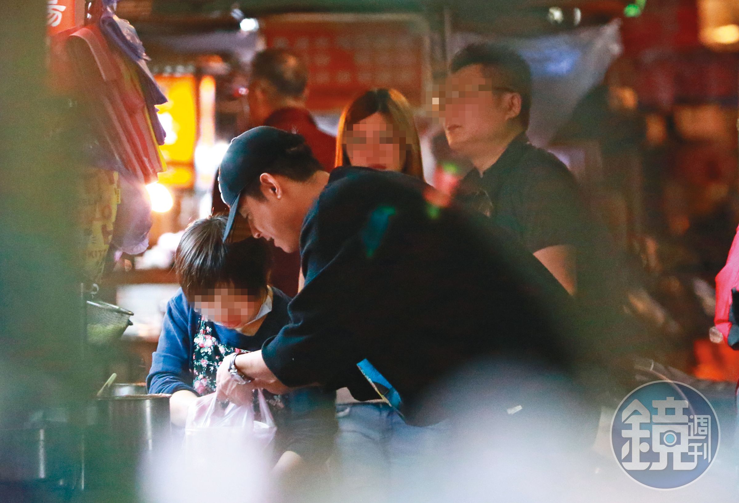00 : 50 結束賴弘國家的聚會，王柏傑（左二）貼心採買宵夜給在家中的女友吃，醉了也懂得體貼。