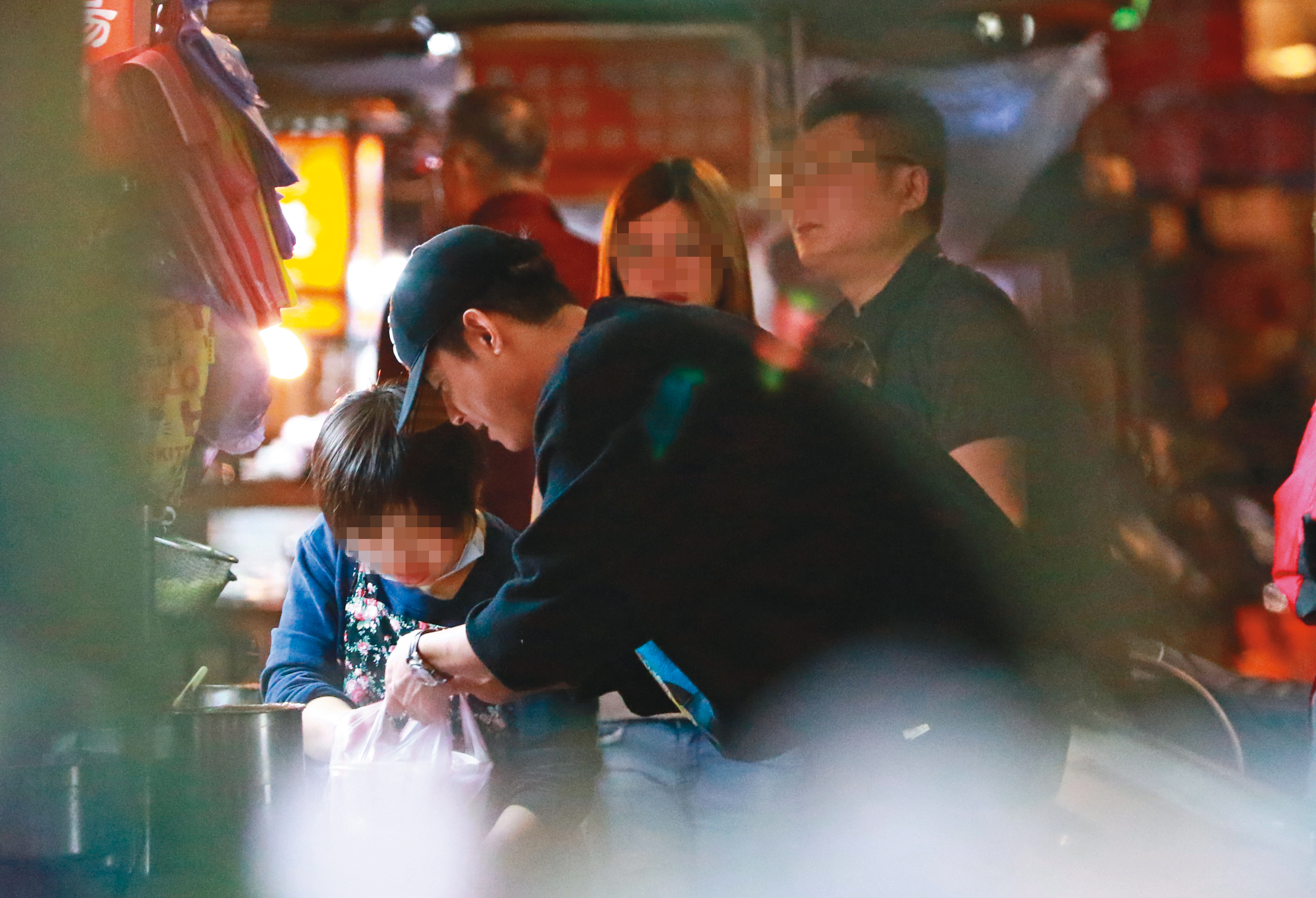 00 : 50 結束賴弘國家的聚會，王柏傑（左二）貼心採買宵夜給在家中的女友吃，醉了也懂得體貼。