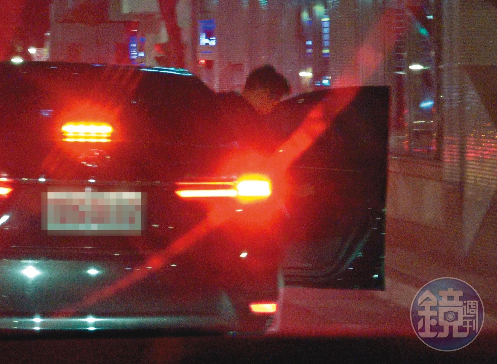02:01 到了王家附近,王柏傑先下車,一前一後故布疑陣。