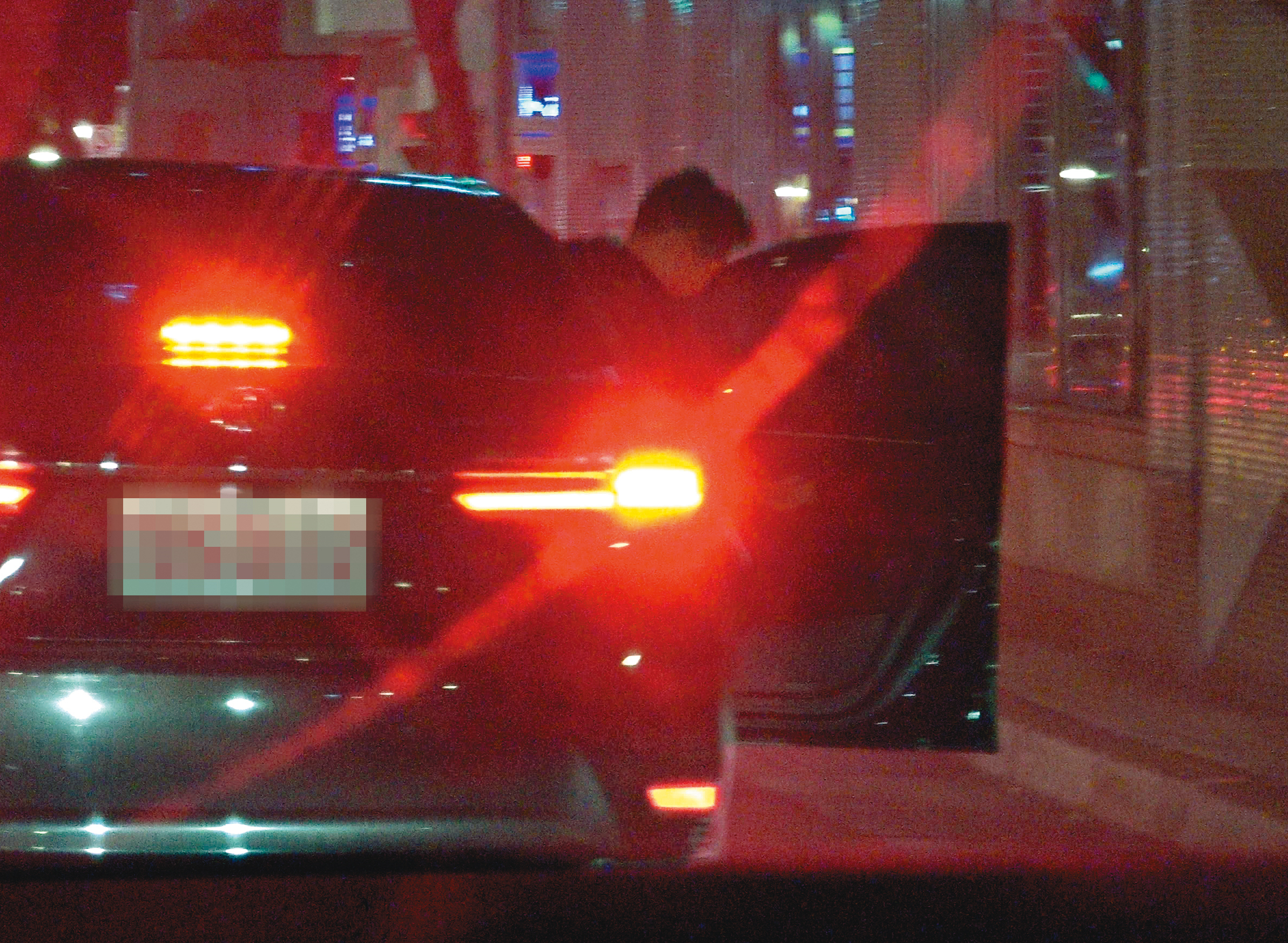02:01 到了王家附近，王柏傑先下車，一前一後故布疑陣。