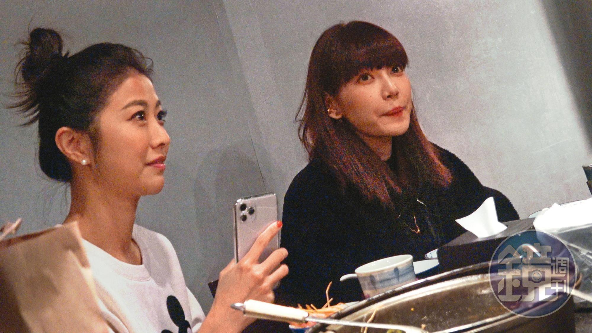 王柏傑的女友鄭婕彤(右)接受本刊訪問時,形同已經默認戀情。