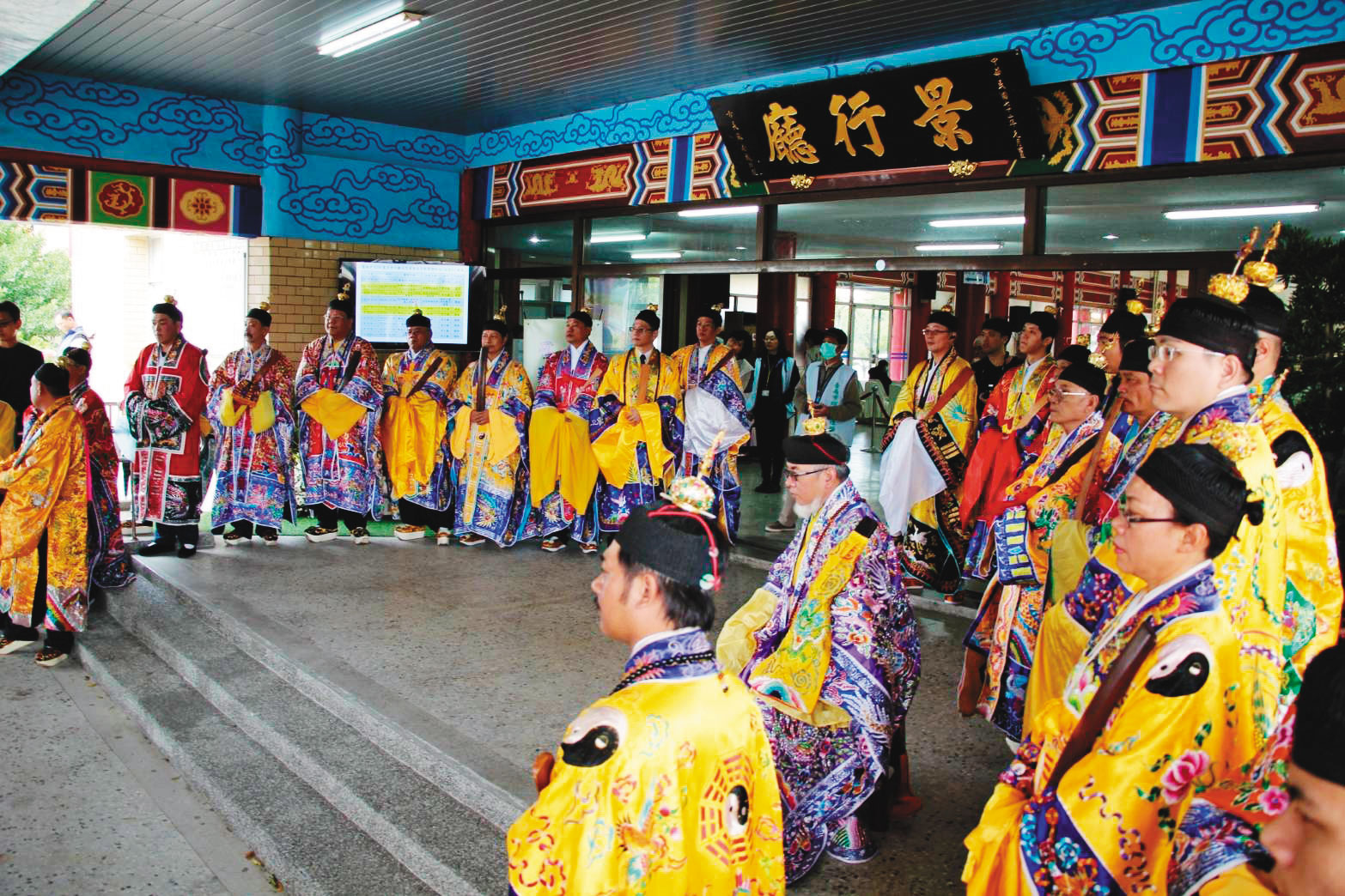 2016年台南市維冠大樓倒塌案發生後，張天師們受邀到現場、殯儀館舉行法會。（翻攝網路）