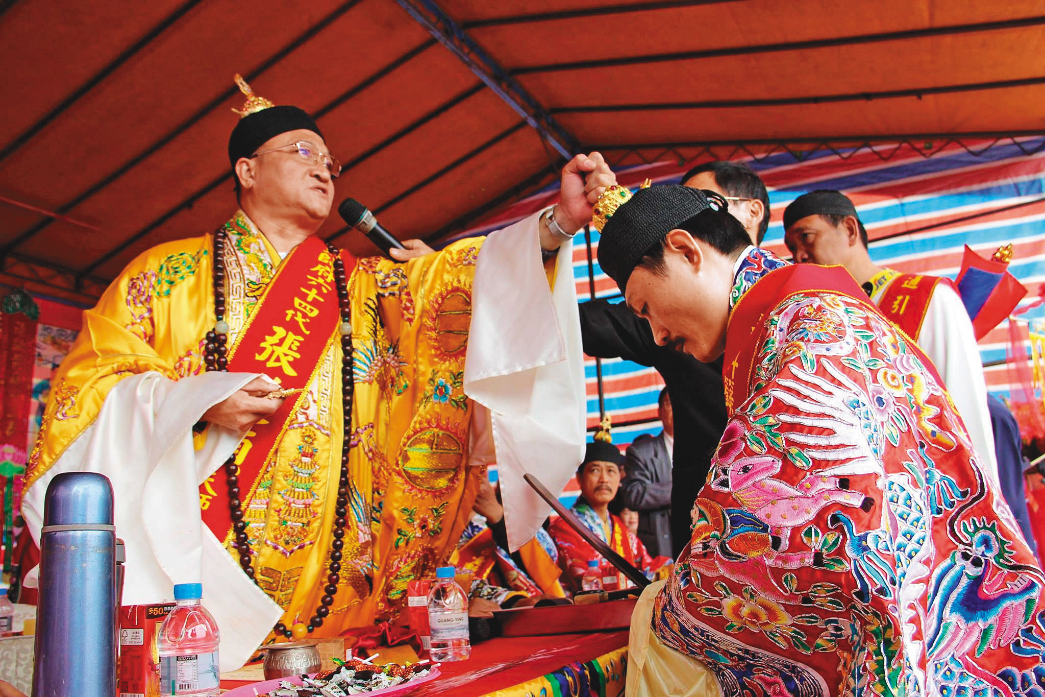 在台灣想要成為法師，必須經由道教教主「張天師」授證。（翻攝網路）