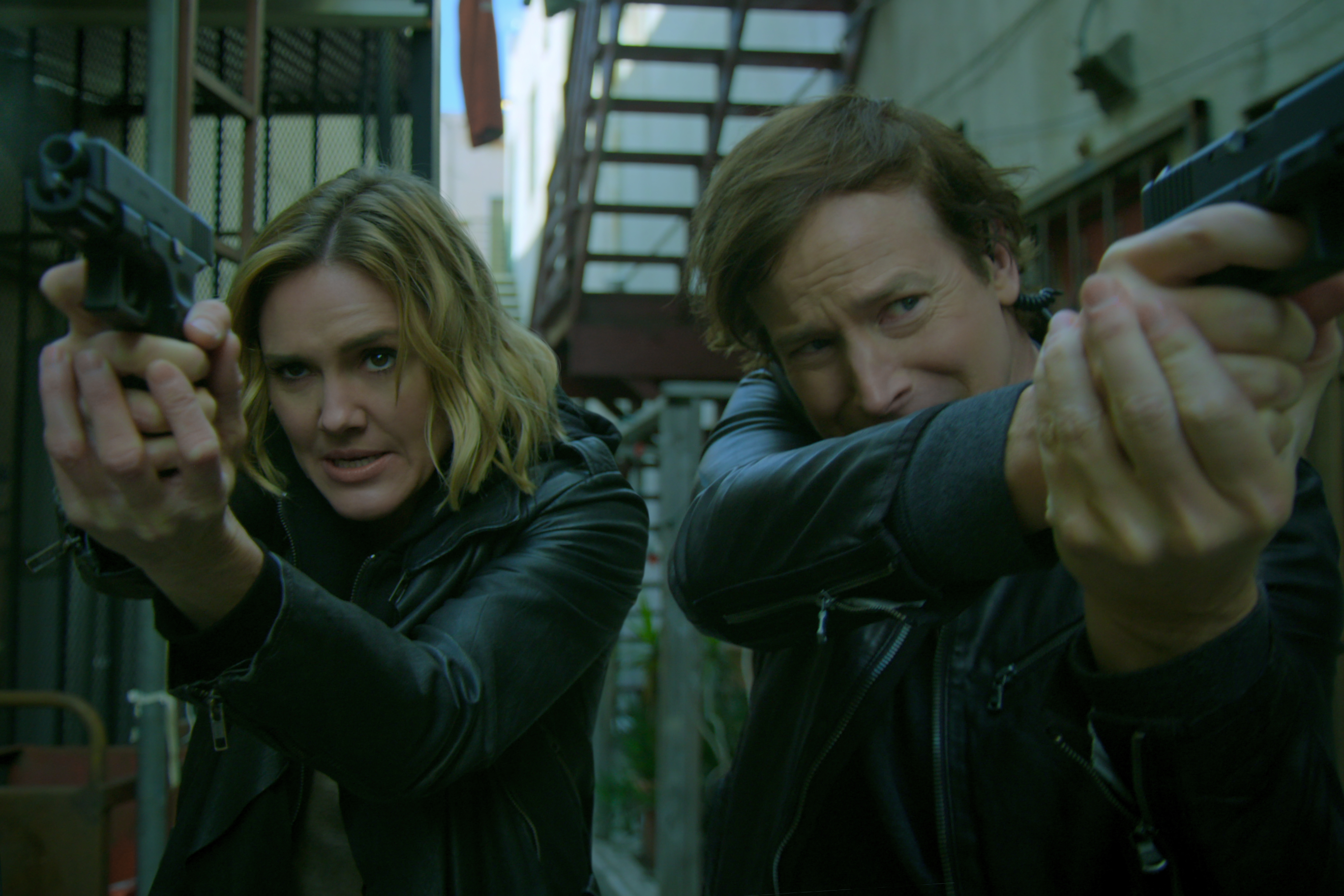 《杏林偵探》的主角是醫生，然是又可以瞬間化身警探辦案，全球跑透透。（Netflix提供）