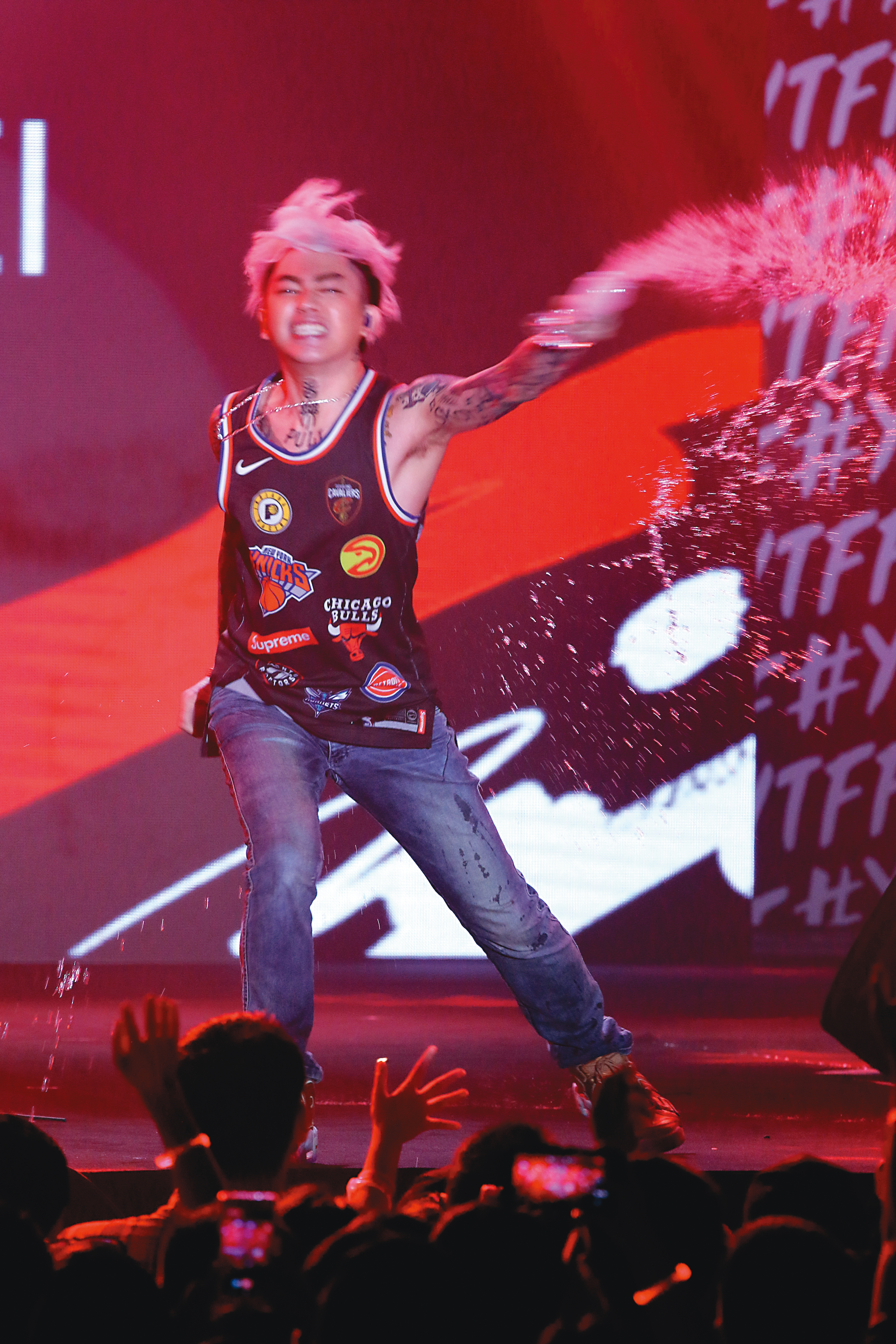 除了鬧婚變黏小三，謝和弦最近在典禮場合演出也是唱作俱佳，氣氛熱鬧而且話題性十足。雖然老婆不是昆凌，其實他也不是周杰倫。
