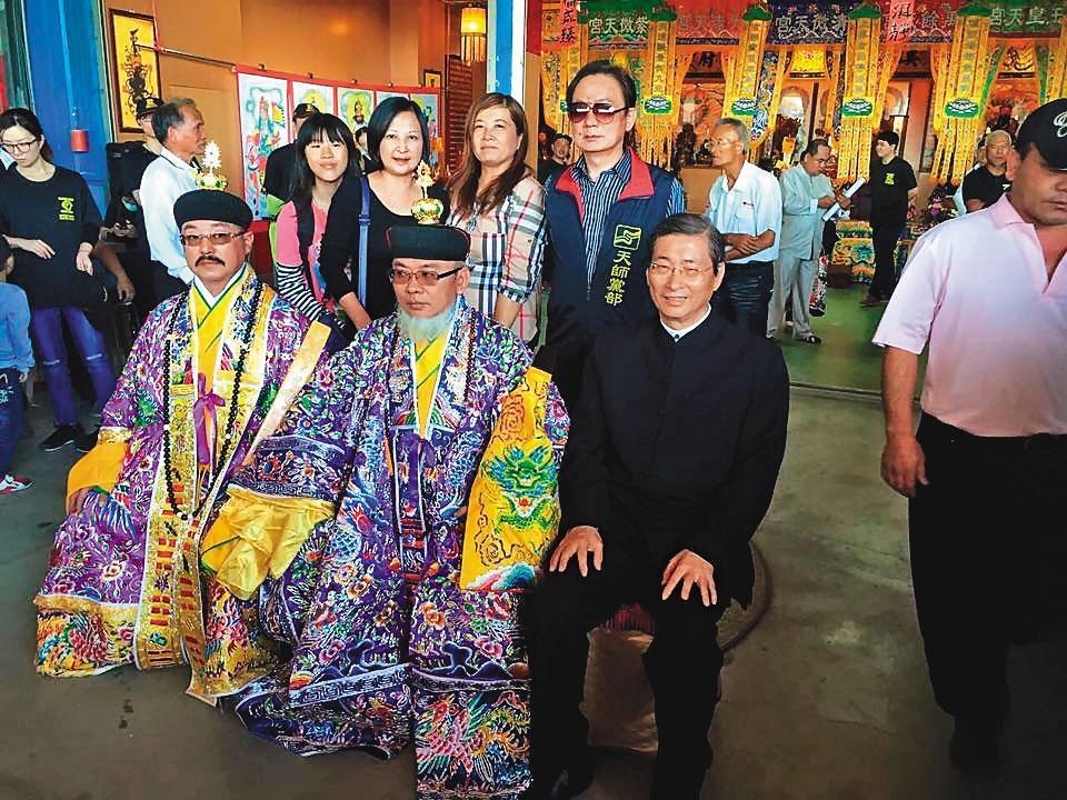 自稱65代天師的張捷翔(前左)與統促黨總裁張安樂(前右)交好,統促黨還特別為其成立「天師黨部」。(翻攝網路)