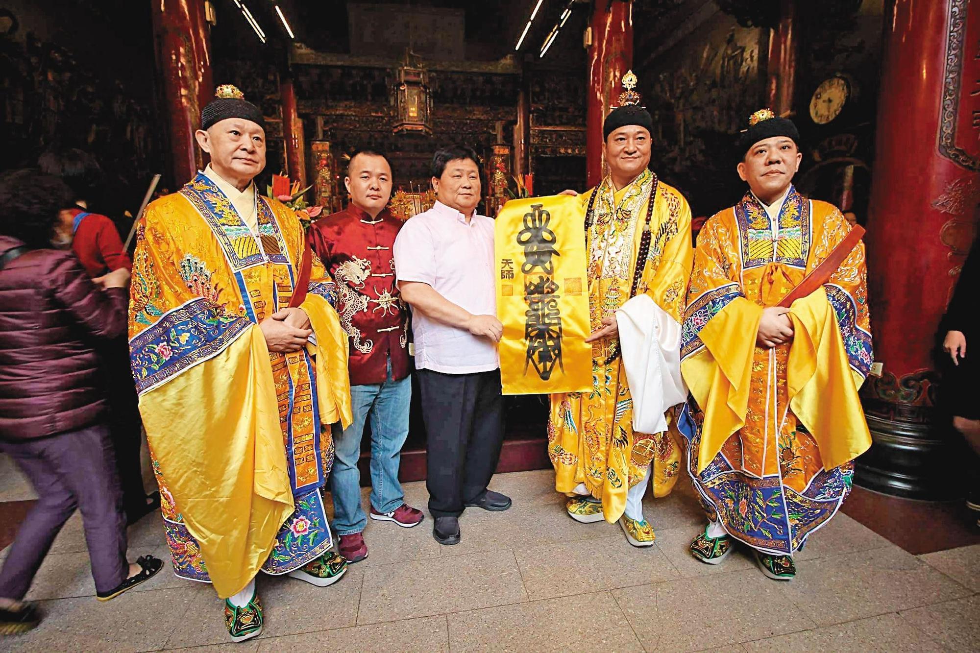 自稱64代天師的張道禎(右)與前立委顏清標(左)關係不錯,據說顏還是張的弟子。(翻攝網路)