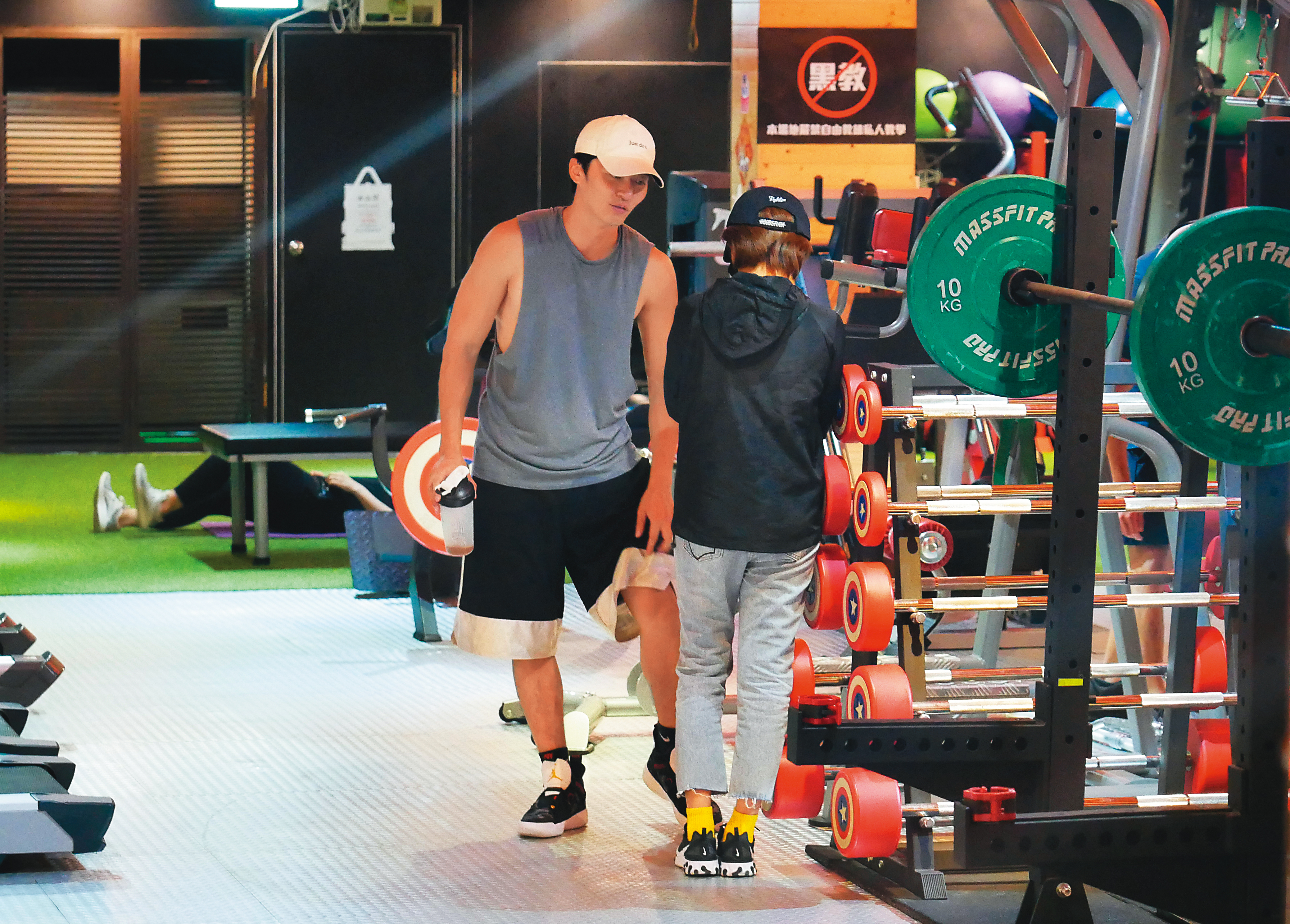 頻頻遭爆假戲真做的王瞳與馬俊麟，終於被本刊抓到深夜偷約，事後還強辯只是巧遇而已。如今馬俊麟已經復出拍戲，王瞳則回頭跟綠帽男友艾成復合。