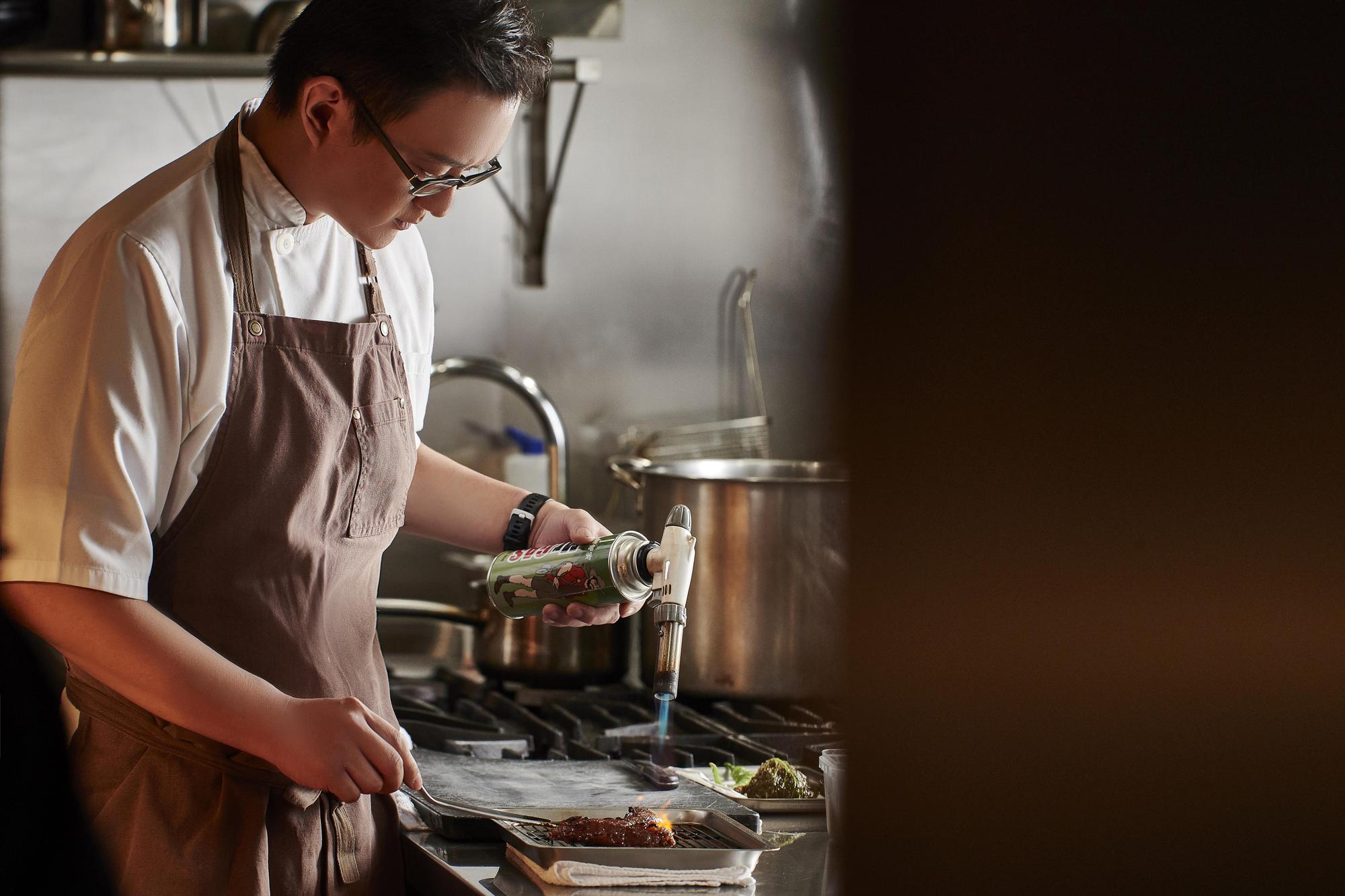 雖然一直在Fine dining的餐廳中工作,但山男開居酒屋卻只想走平易近人的路線,「因為我想常常見到我的客人」王一山笑著說。